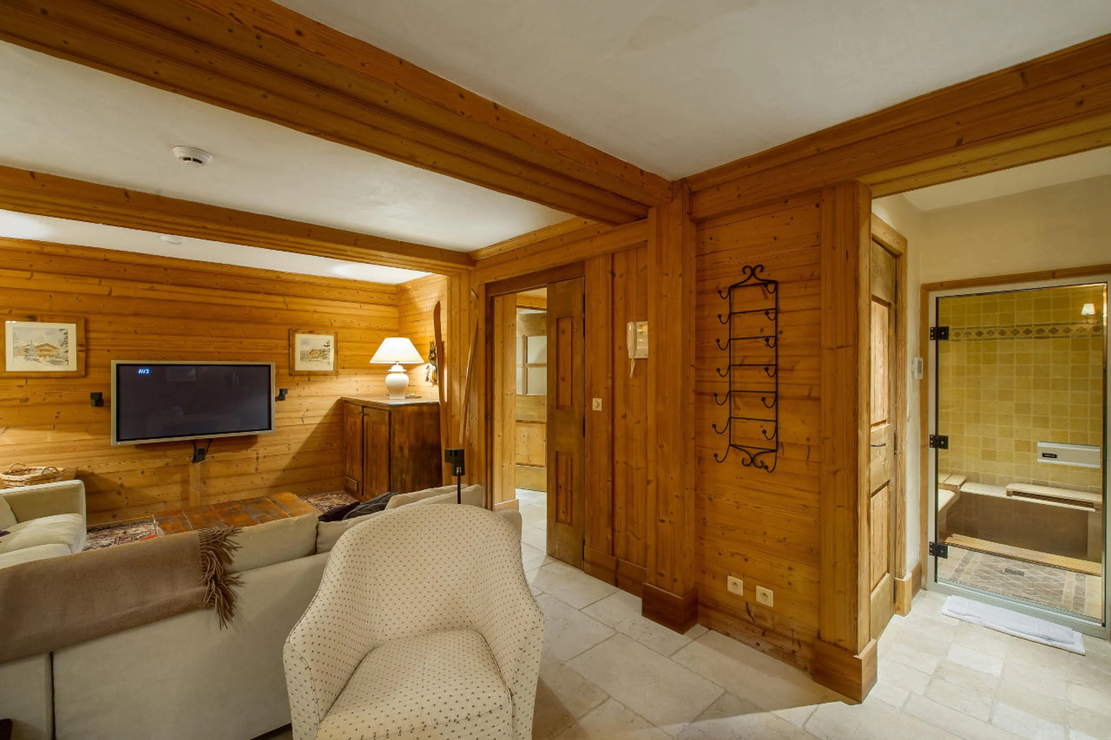 Relaxation area with TV and snug sofa in Chalet Aspen in Courchevel 1850