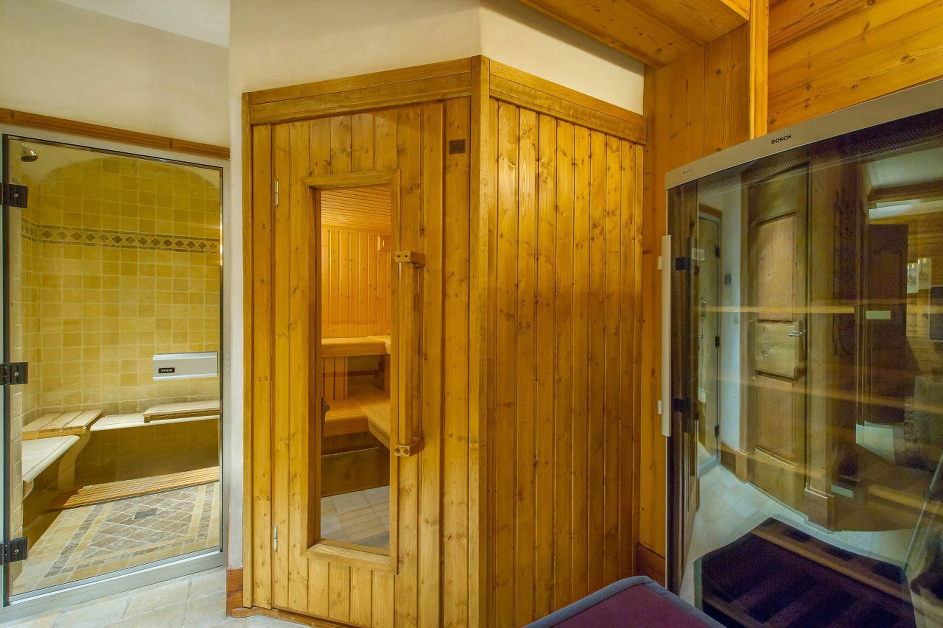 Sauna and steam room to unwind and relax in Chalet Aspen in Courchevel 1850