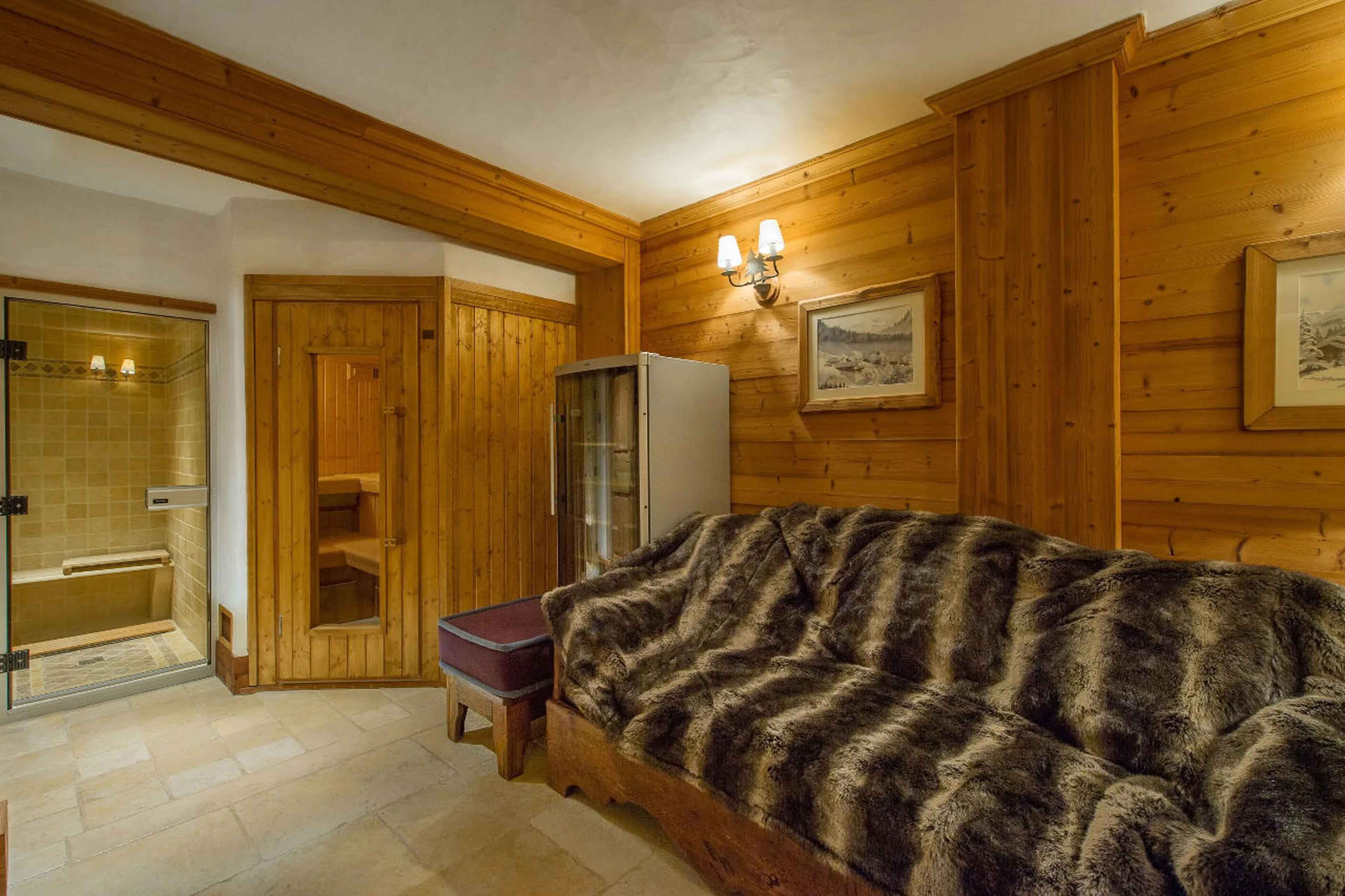Spa area with all amenities in Chalet Aspen in Courchevel 1850