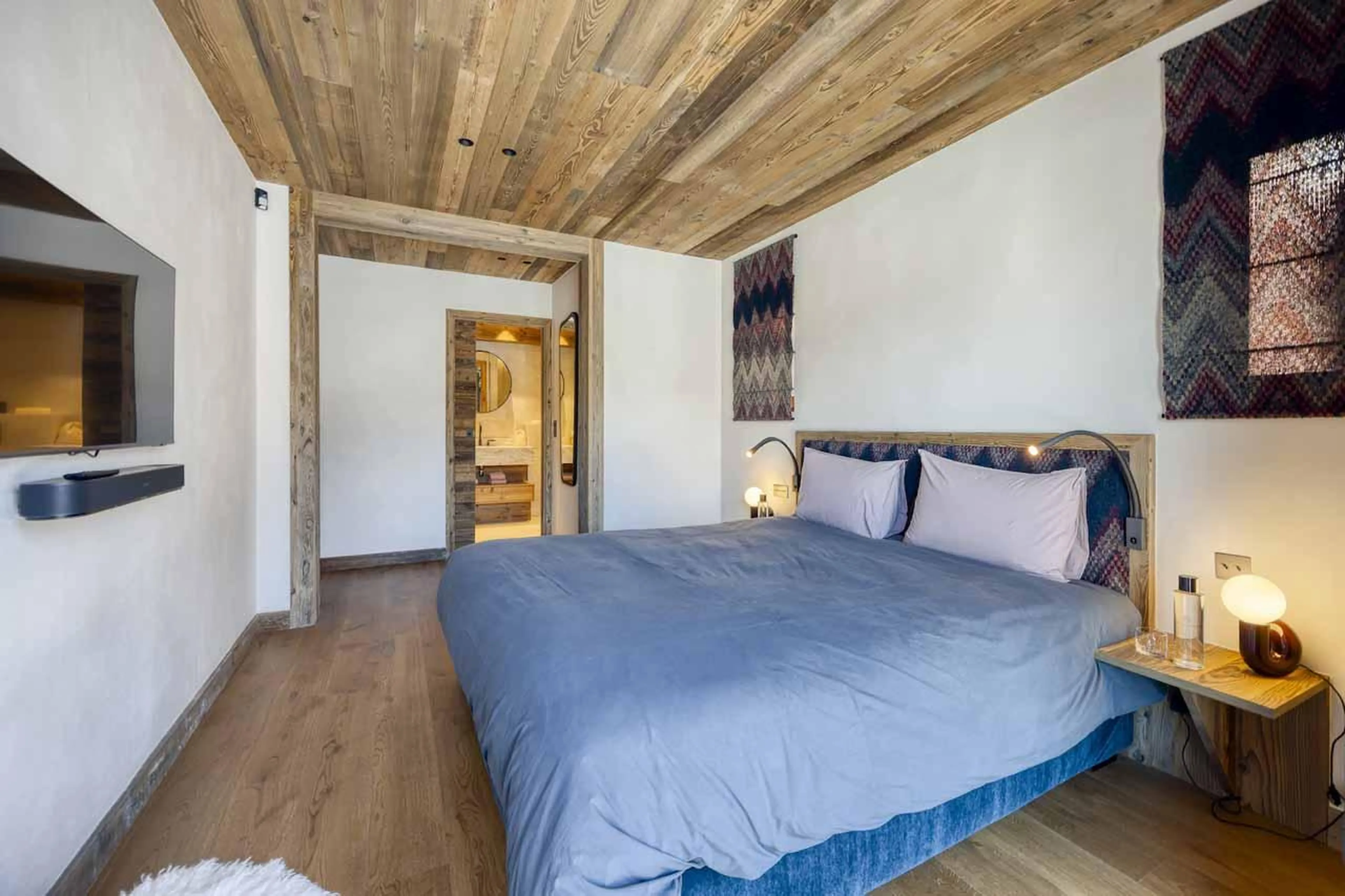 Double bed in front of TV in Chalet Aspen, Megeve