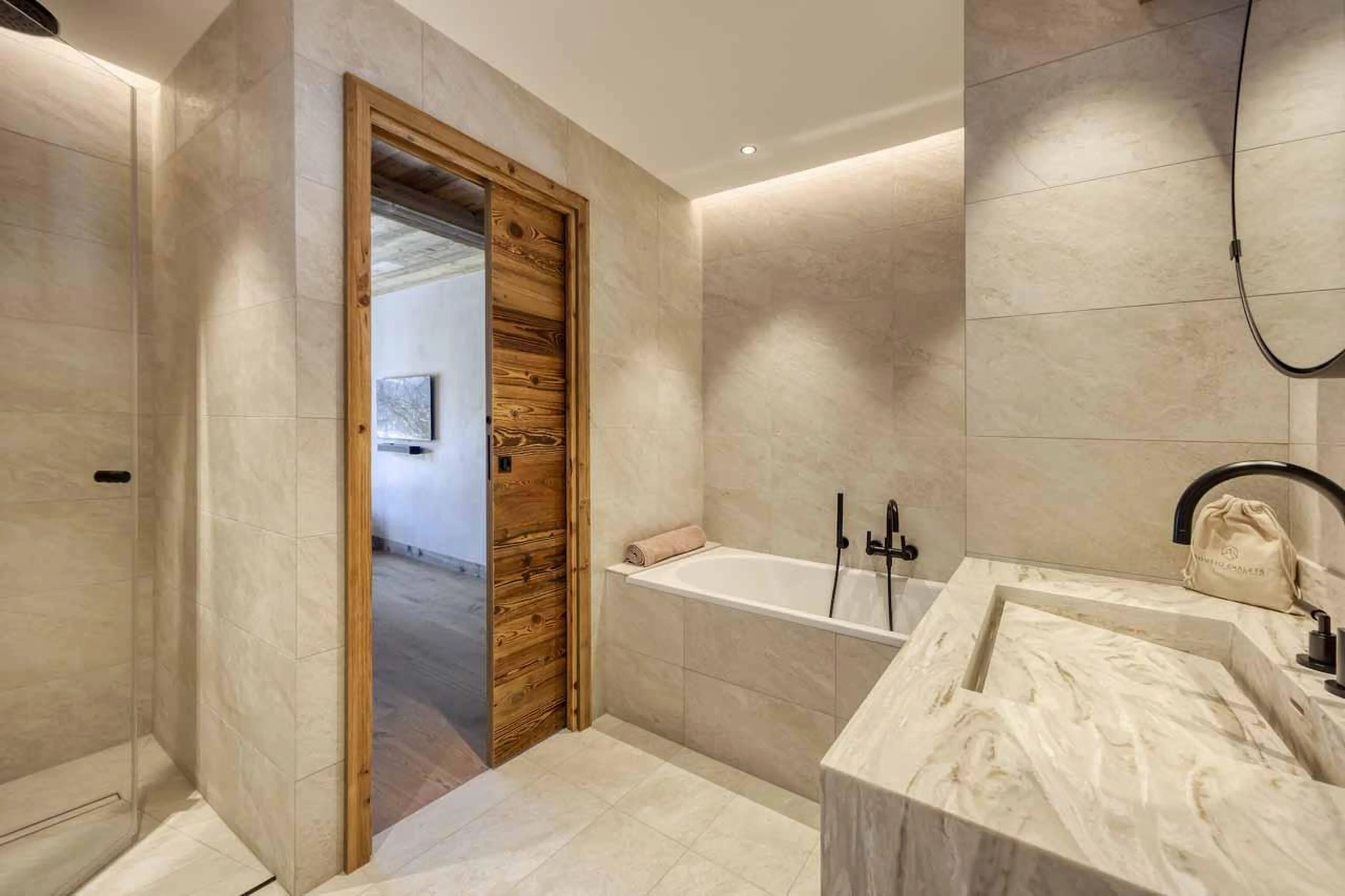 En-suite bathroom with separate shower in Chalet Aspen, Megeve