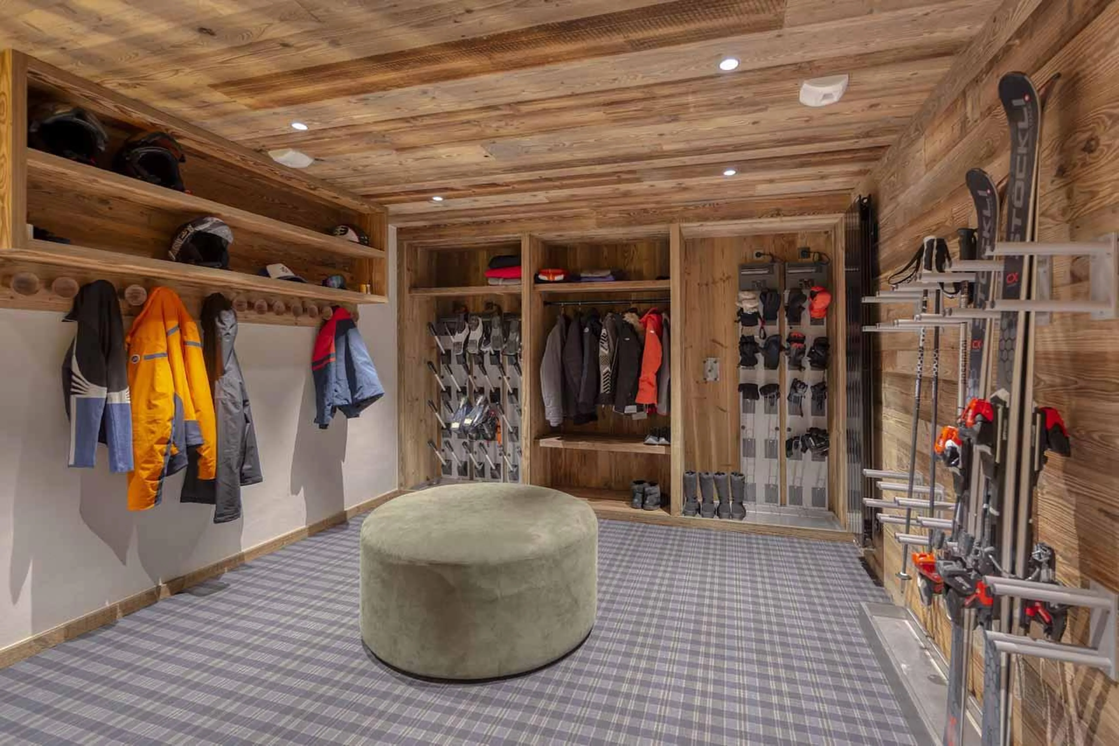 Hooks, boot warmers and shelving in Chalet Aspen, Megeve