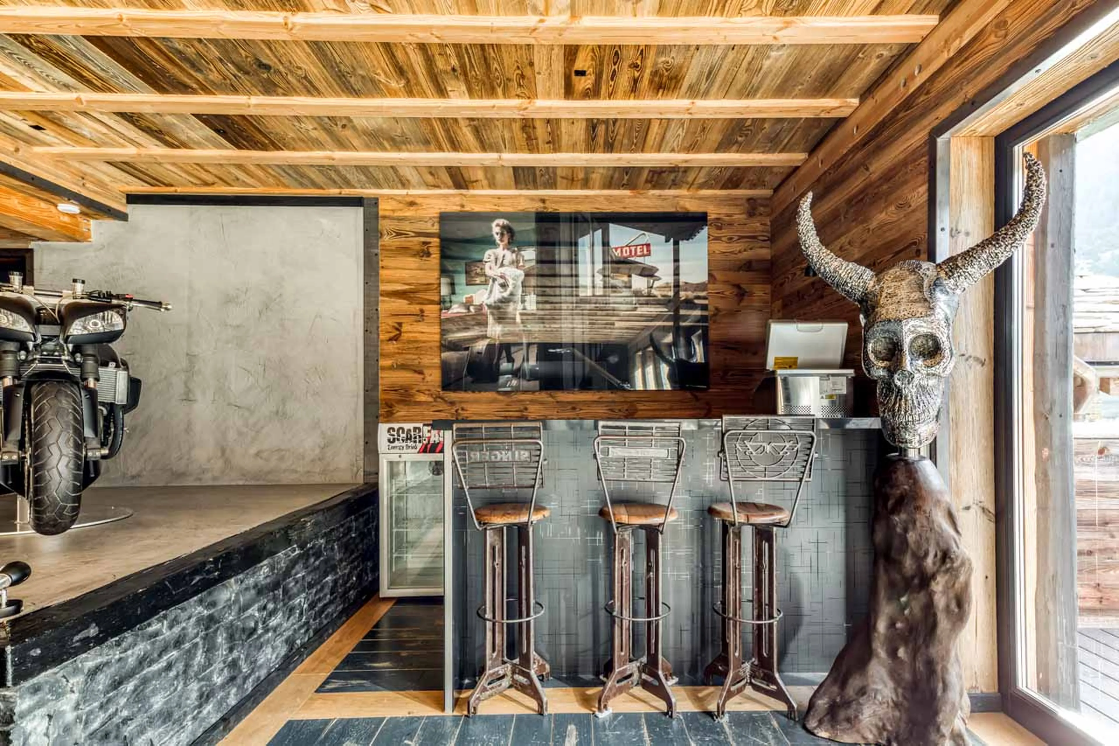 Bar in living area at Chalet Babylon in Tignes