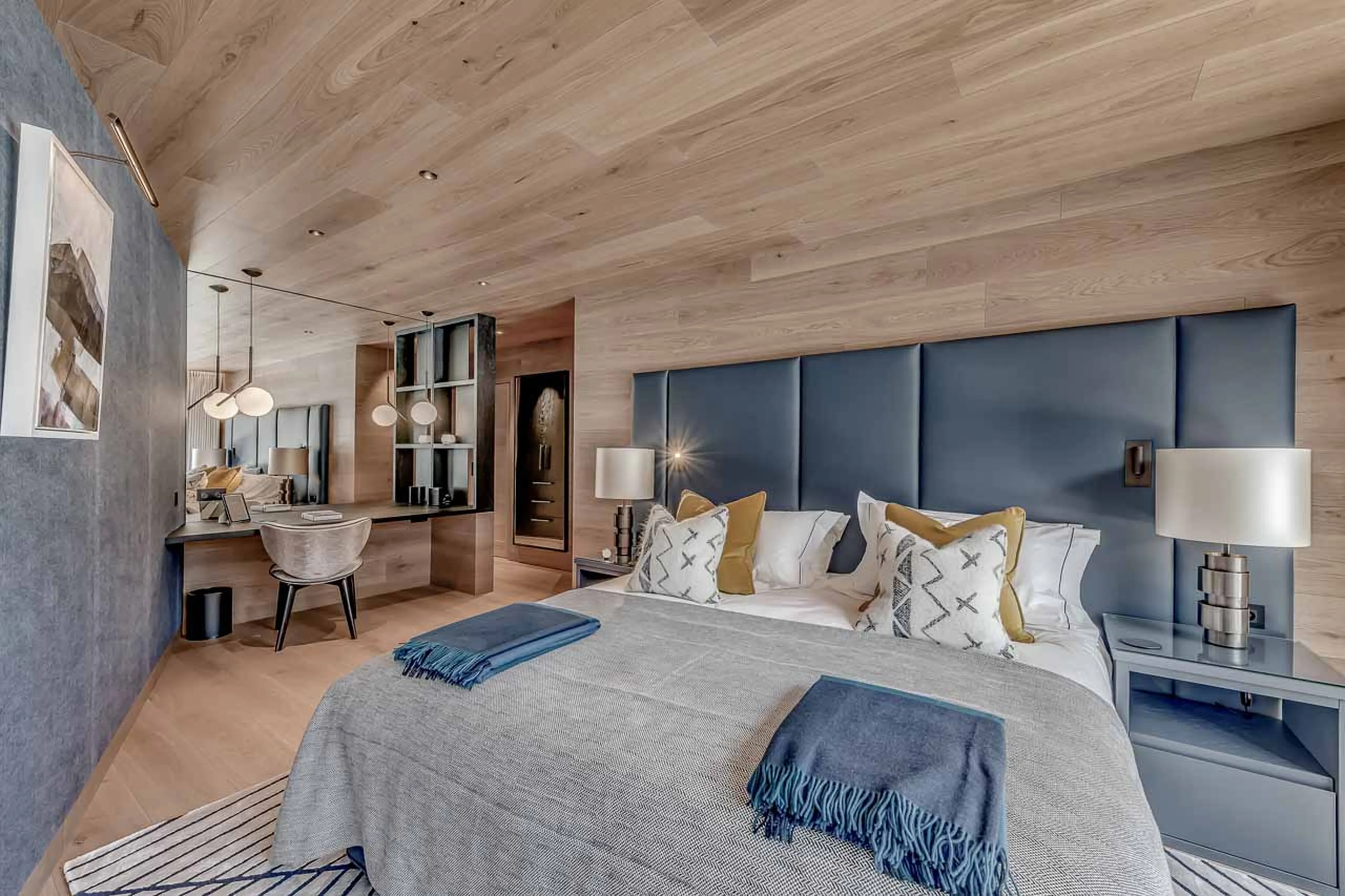 Bedroom seven with desk at Chalet Bacchus in Courchevel 1650
