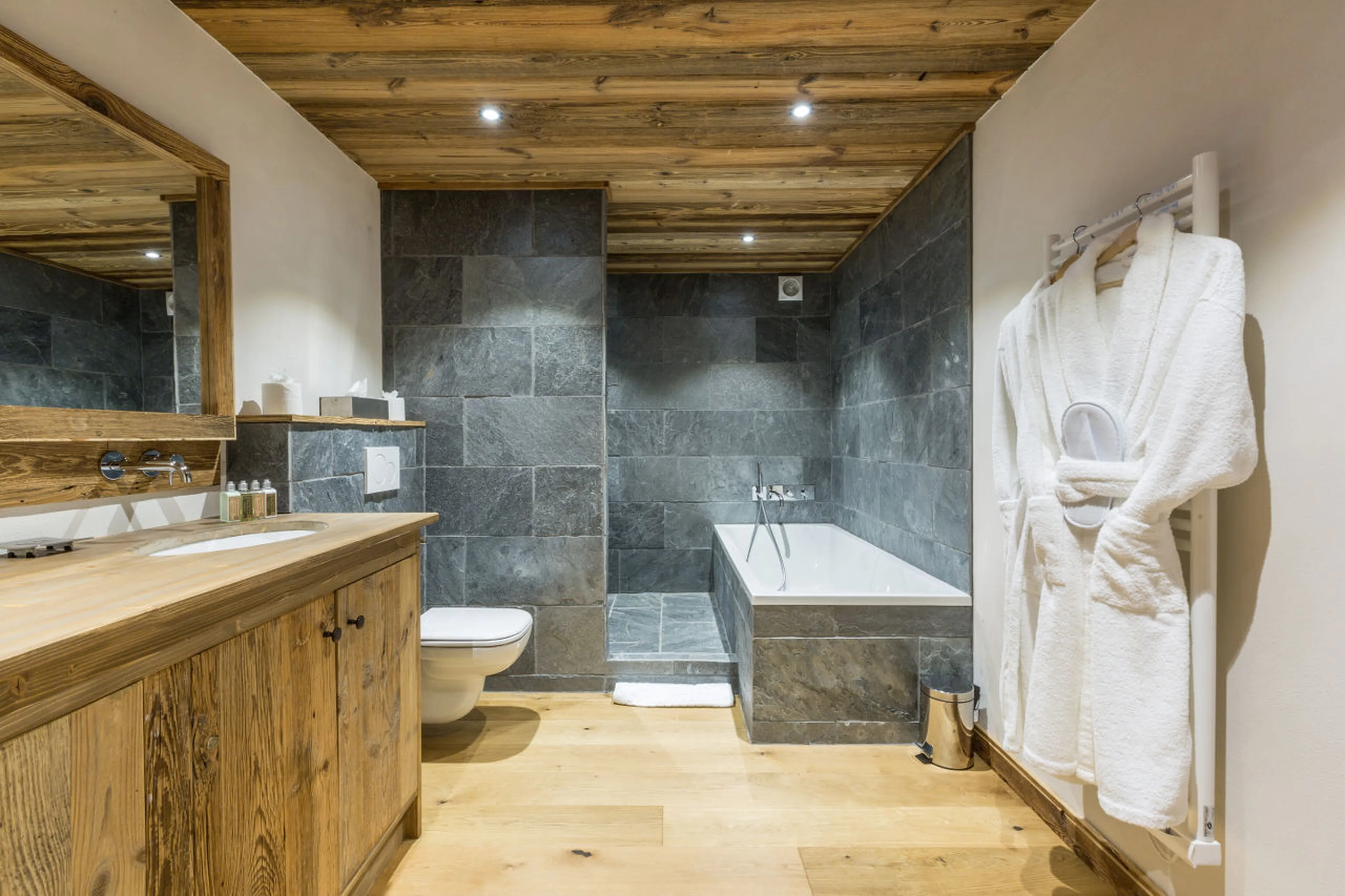 En-suite bathroom in bedroom 6 of Chalet Baloo in Chamonix