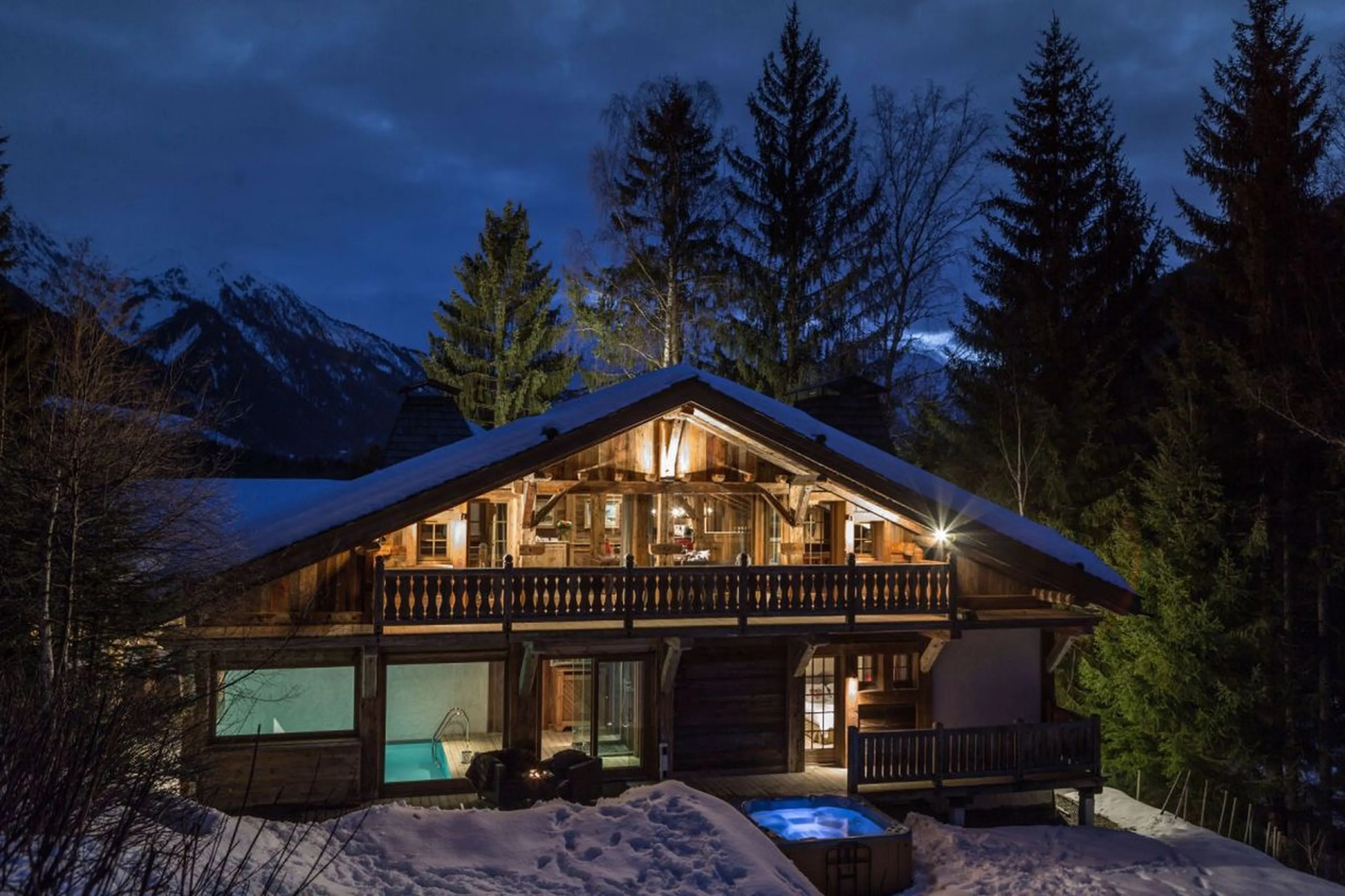 Chalet Baloo in Chamonix at night