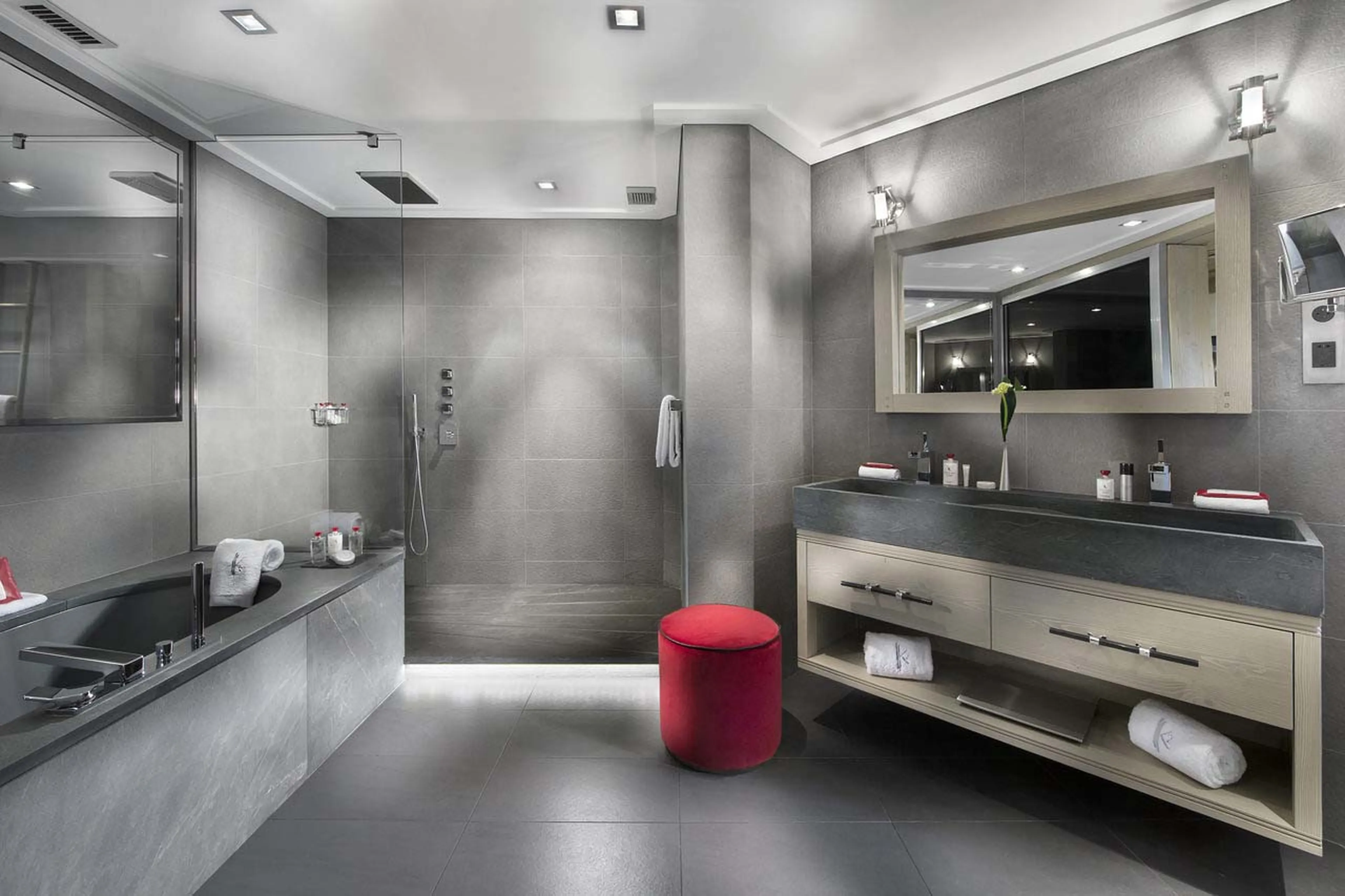 En-suite master bathroom in Chalet Baltoro in Courchevel 1850
