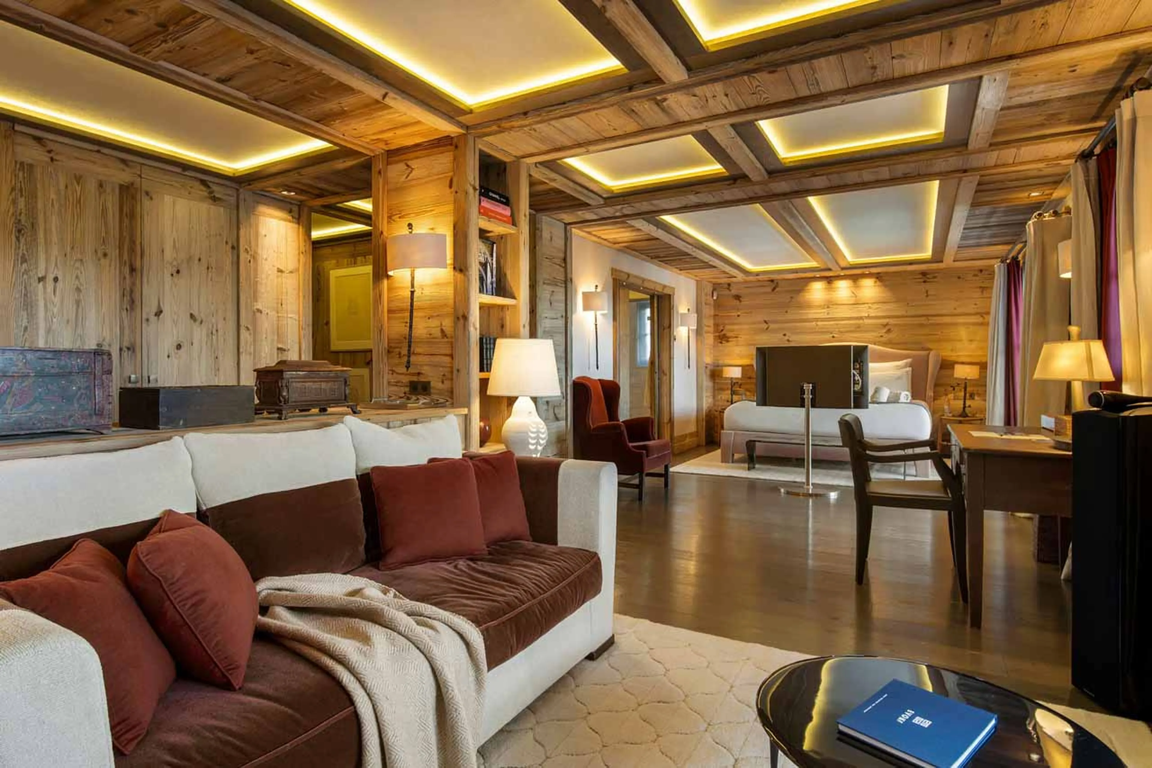 Bureau in the lounge area of the master bedroom in Chalet Les Bastidons  in Courchevel 1850