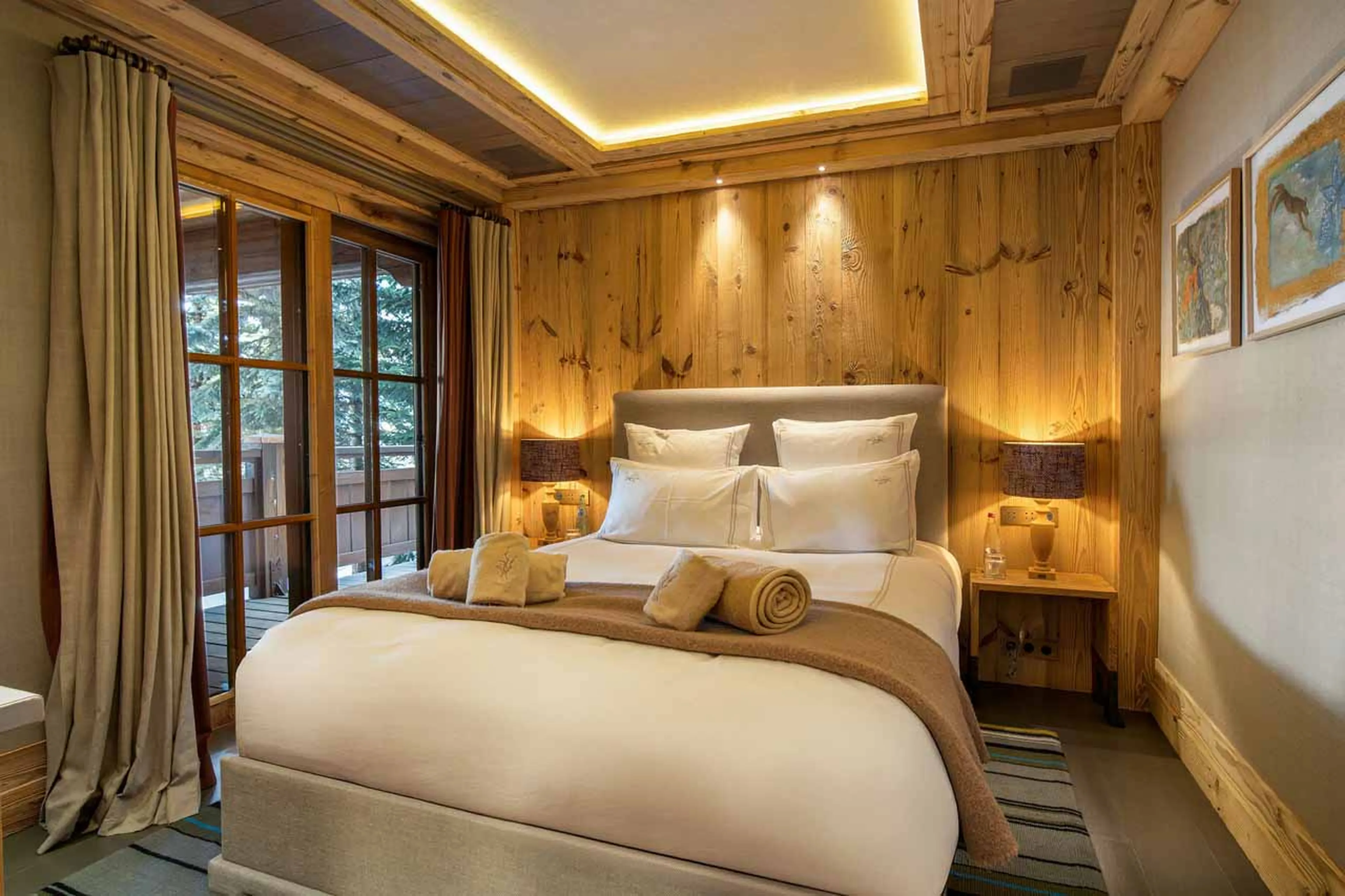 En suite double bedroom with dressing area and access to the balcony of Chalet Les Bastidons  in Cou