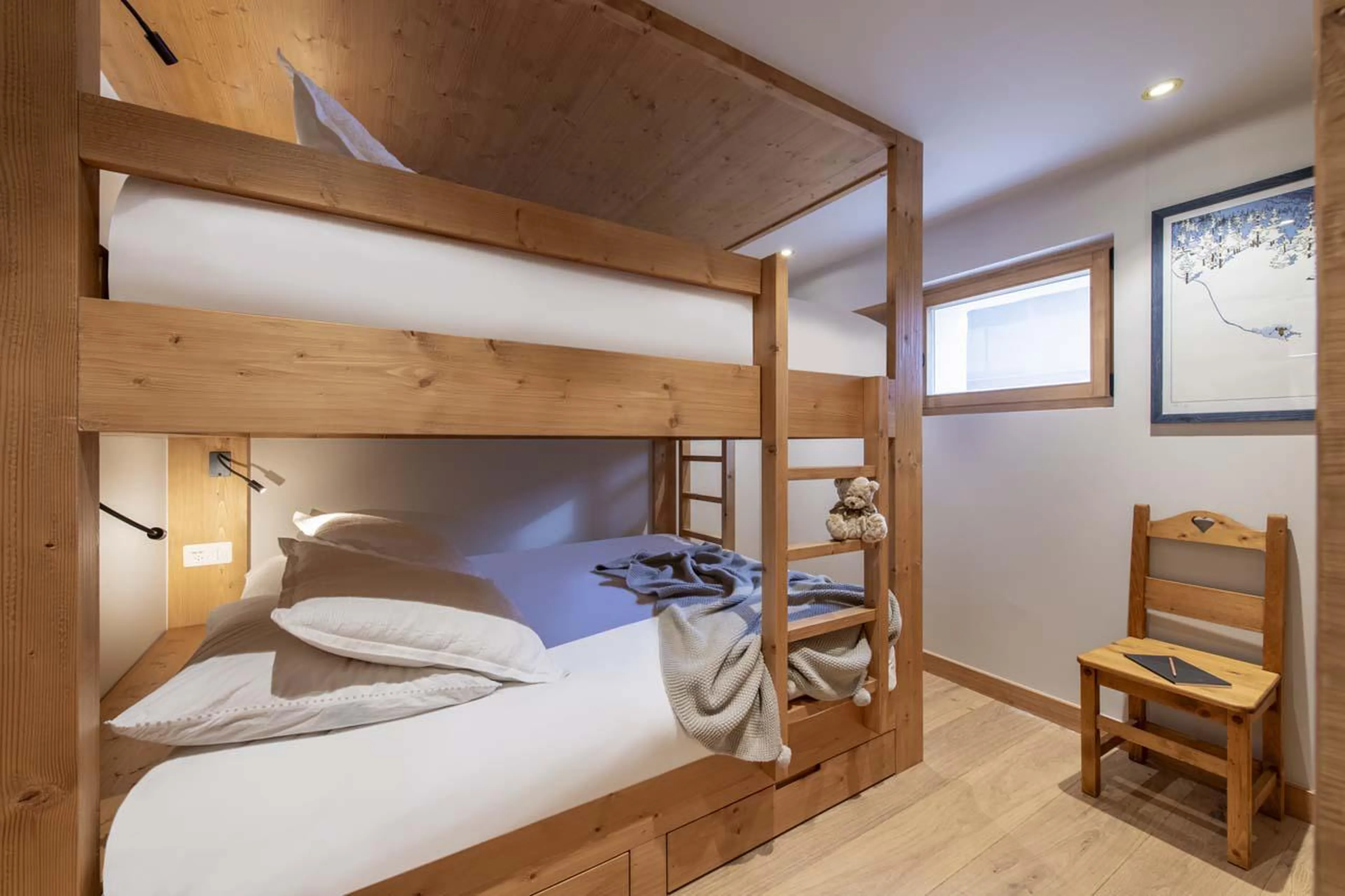Double bunk bedroom accommodating two with en-suite shower room at Chalet Bavaria in Verbier