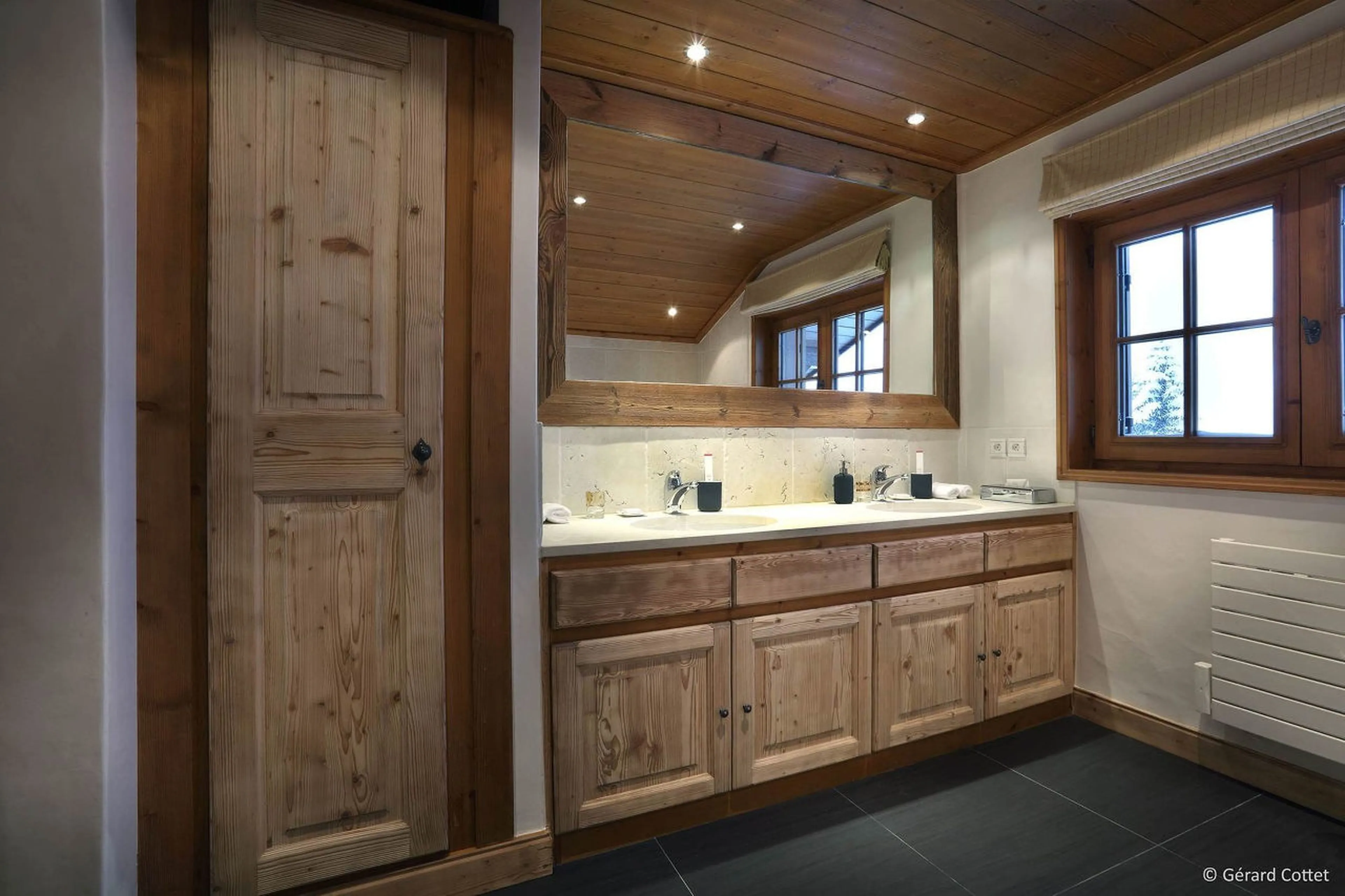 Bathroom with double basin and Jacuzzi bath in Chalet Beaumont in Courchevel 1650