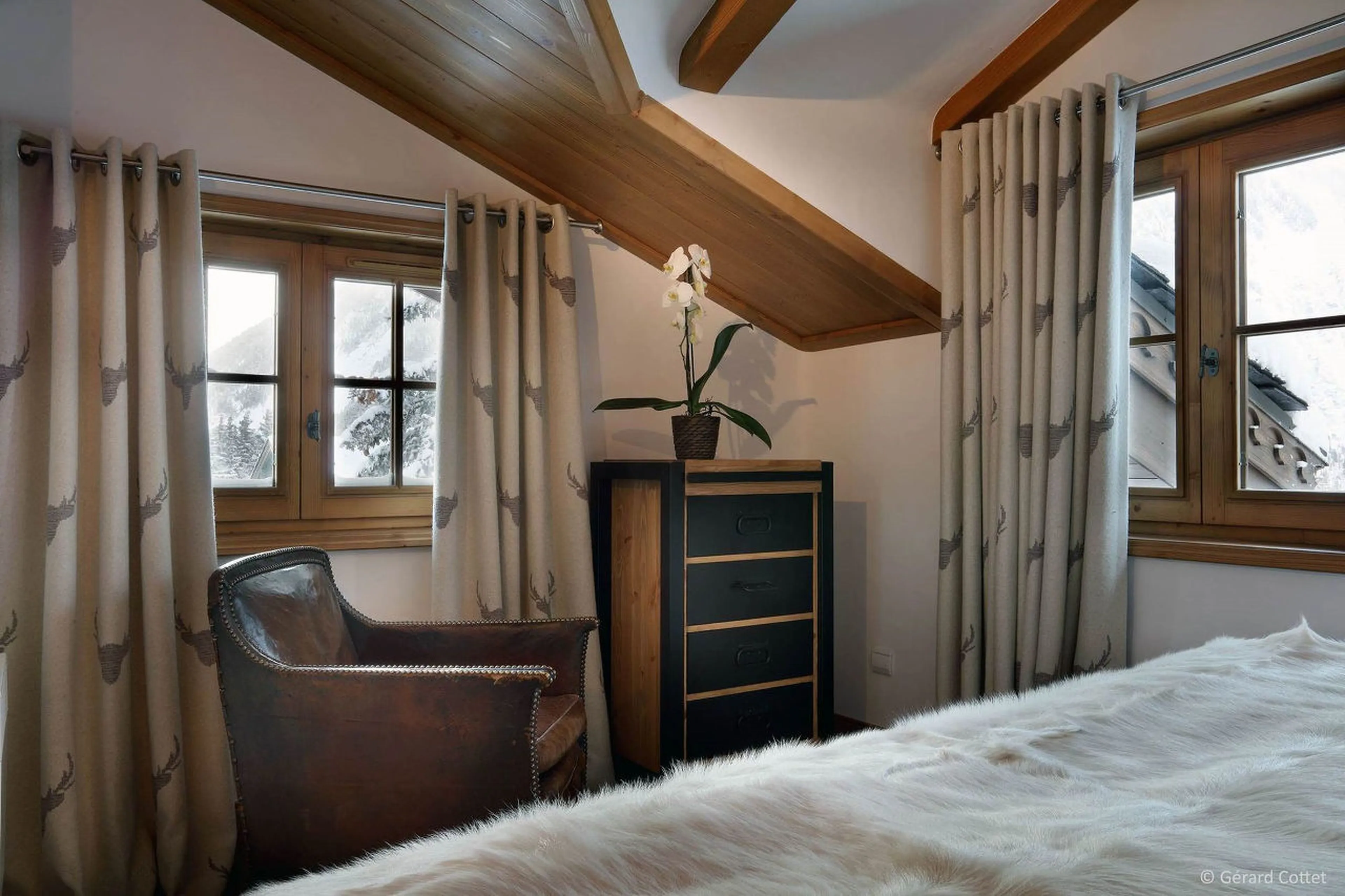 En-suite double/twin bedroom on second floor of Chalet Beaumont in Courchevel 1650