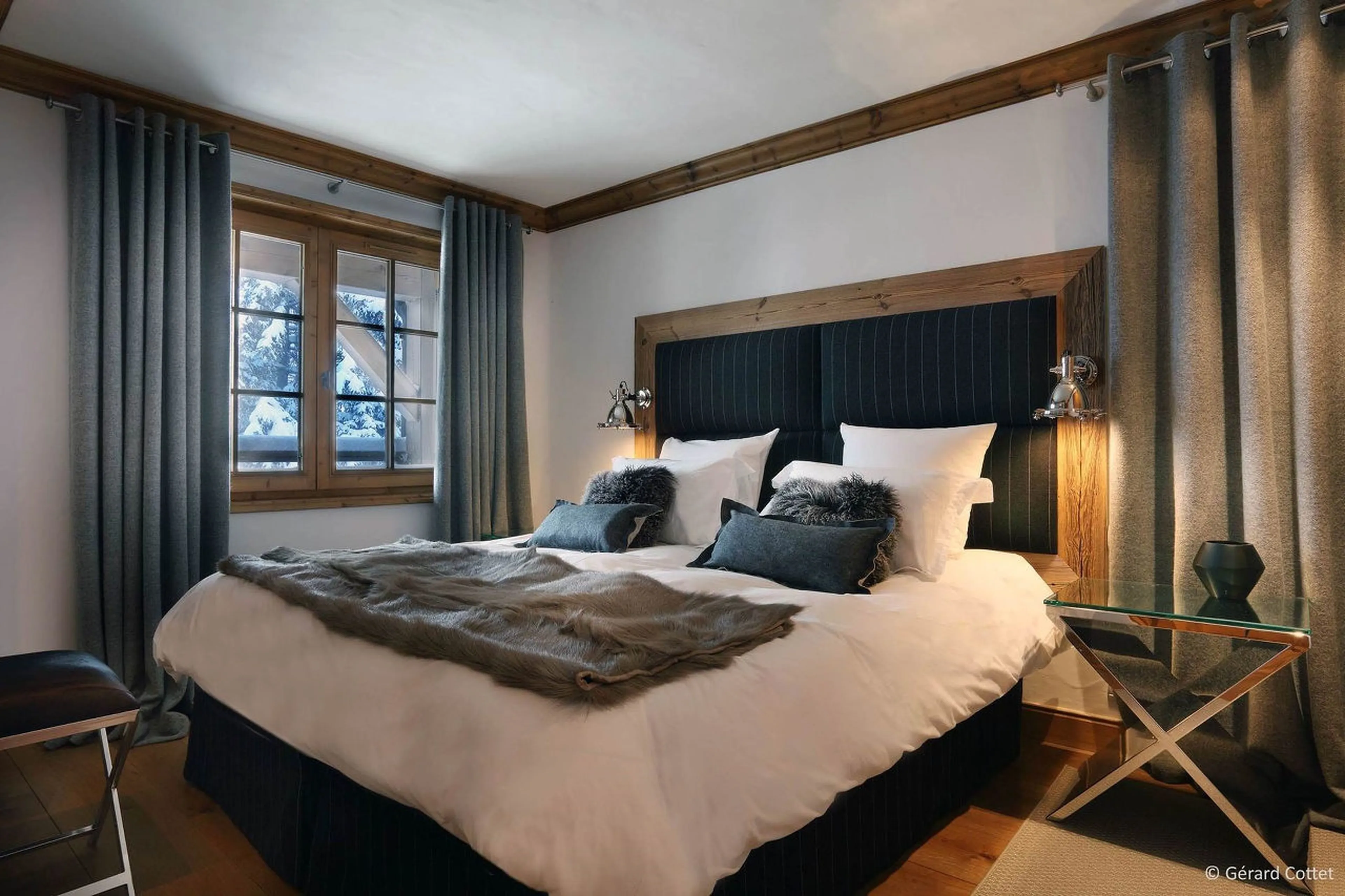 Double/twin bedroom with en-suite bathroom in Chalet Beaumont in Courchevel 1650