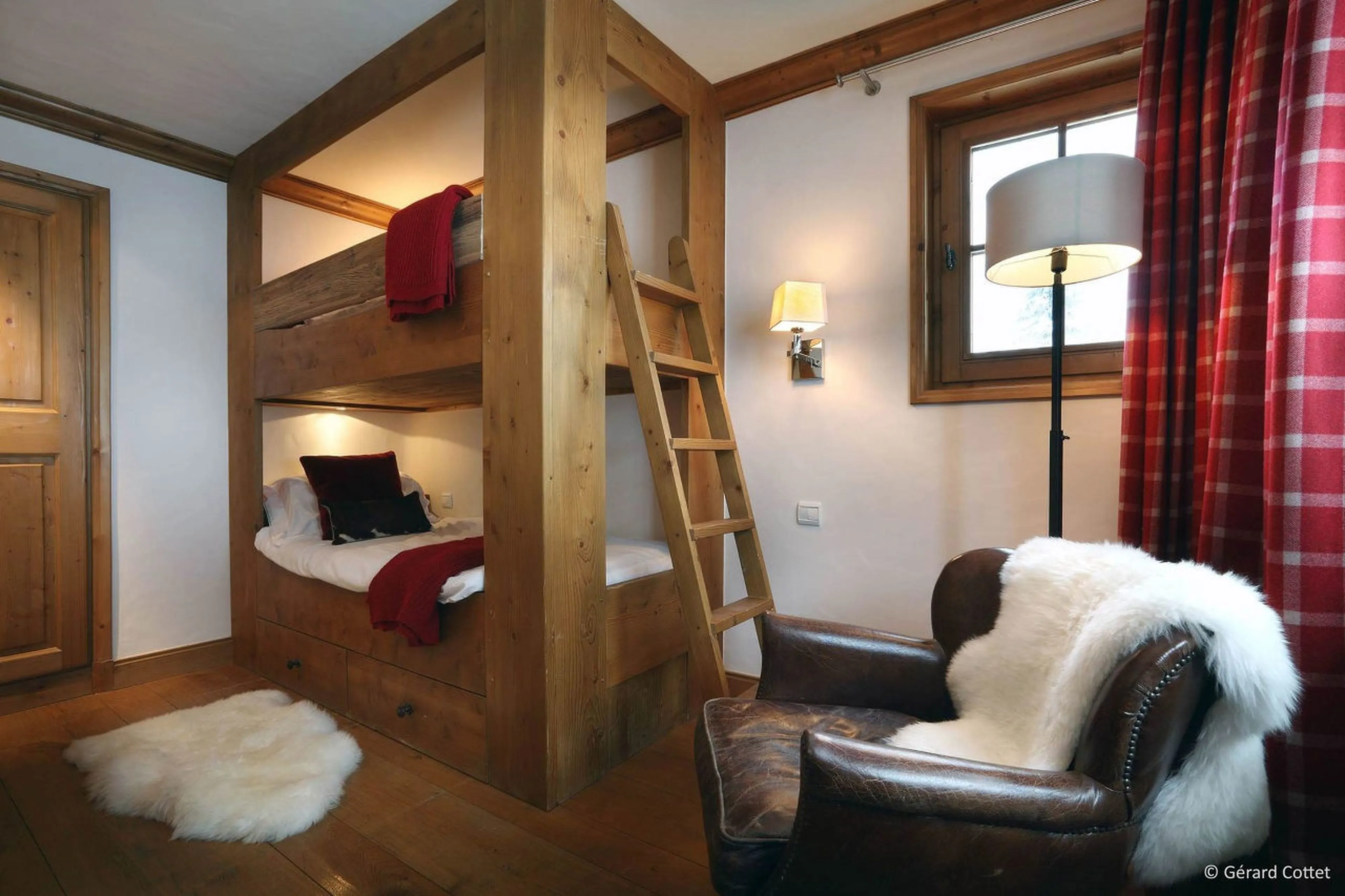 Bunk bedroom with en-suite bathroom in Chalet Beaumont in Courchevel 1650