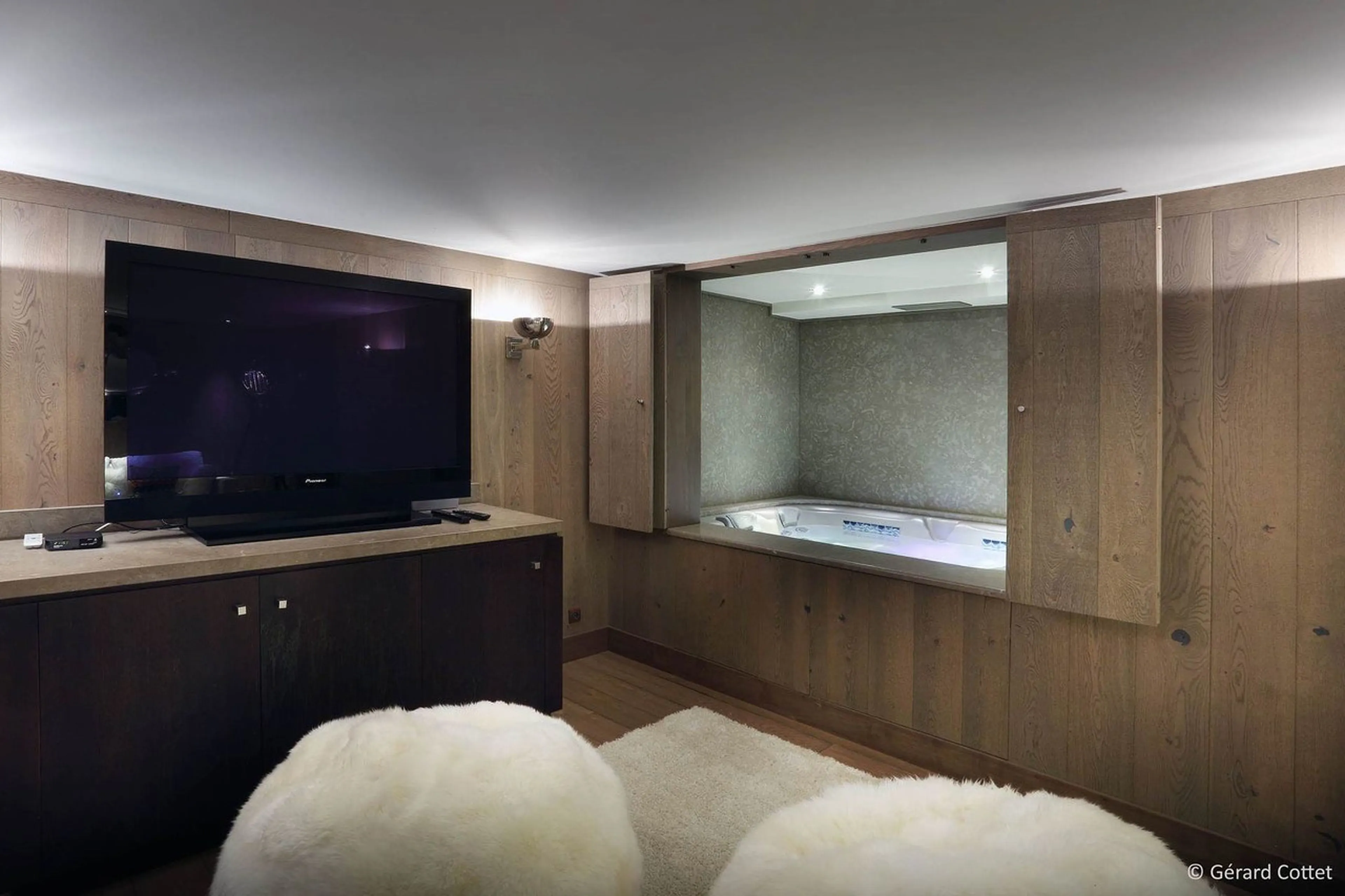Cinema screen adjacent to Jacuzzi in Chalet Beaumont in Courchevel 1650