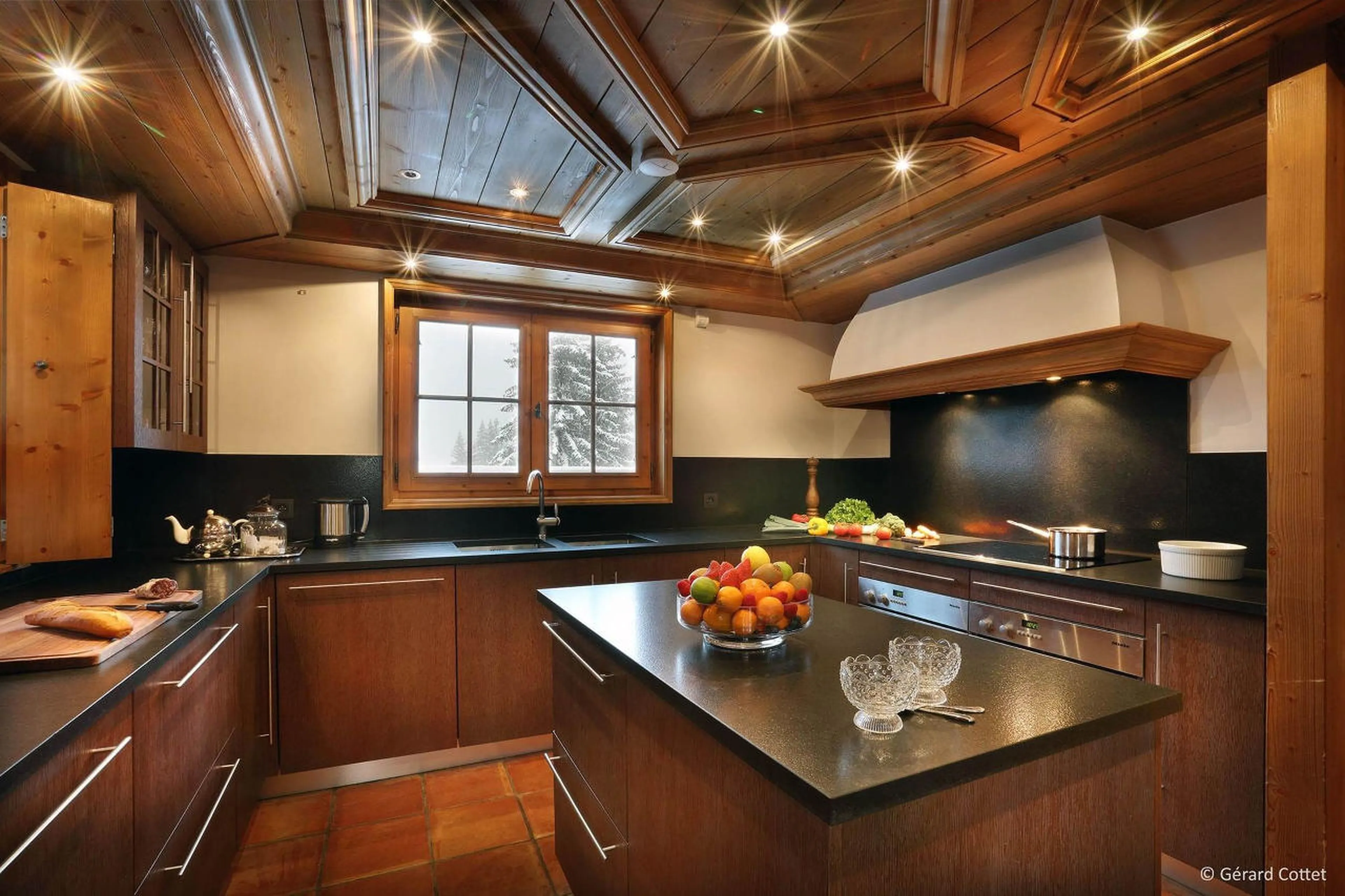 Fully equipped kitchen in Chalet Beaumont in Courchevel 1650