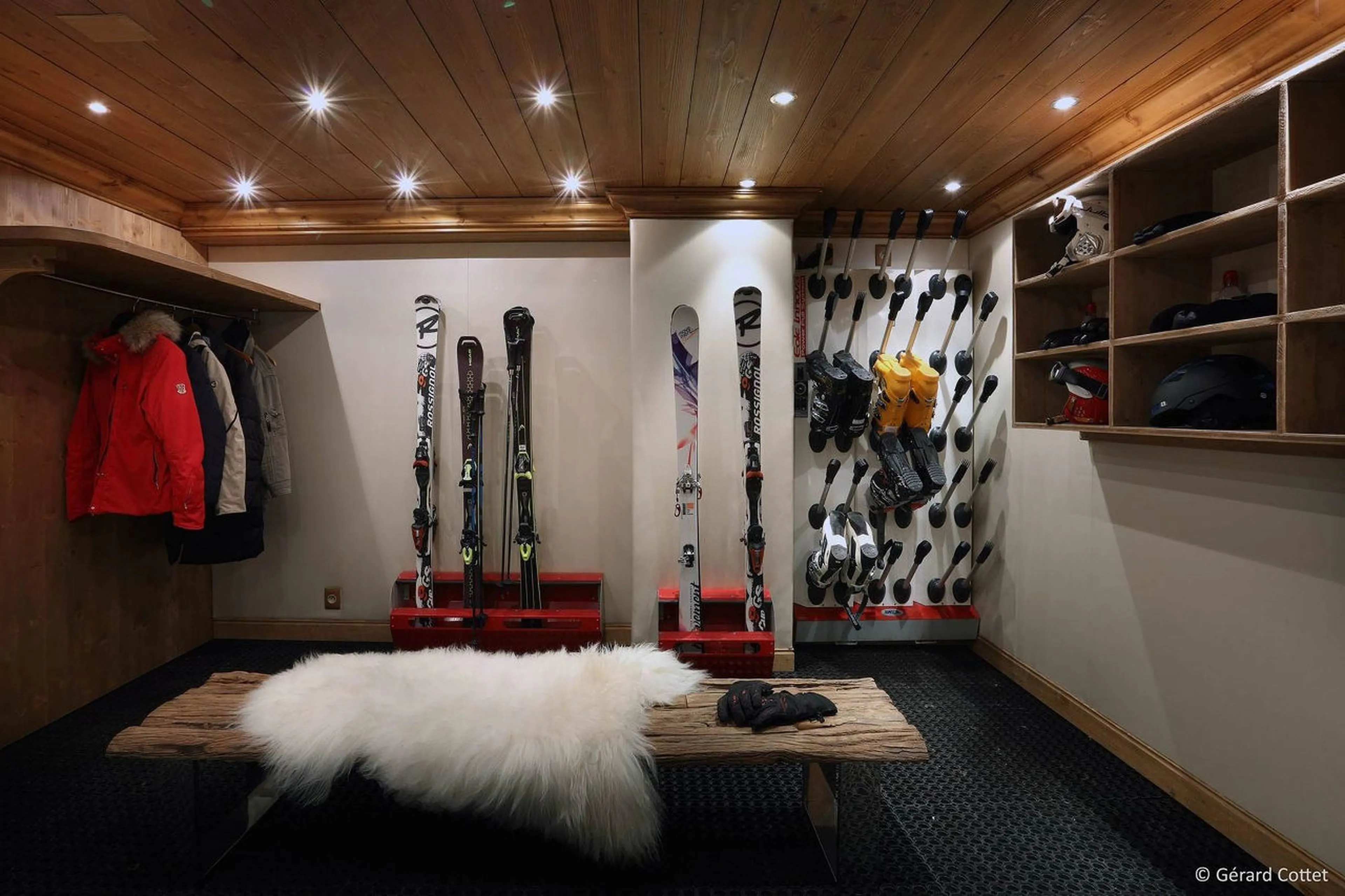 Ski room with boot heaters in Chalet Beaumont in Courchevel 1650