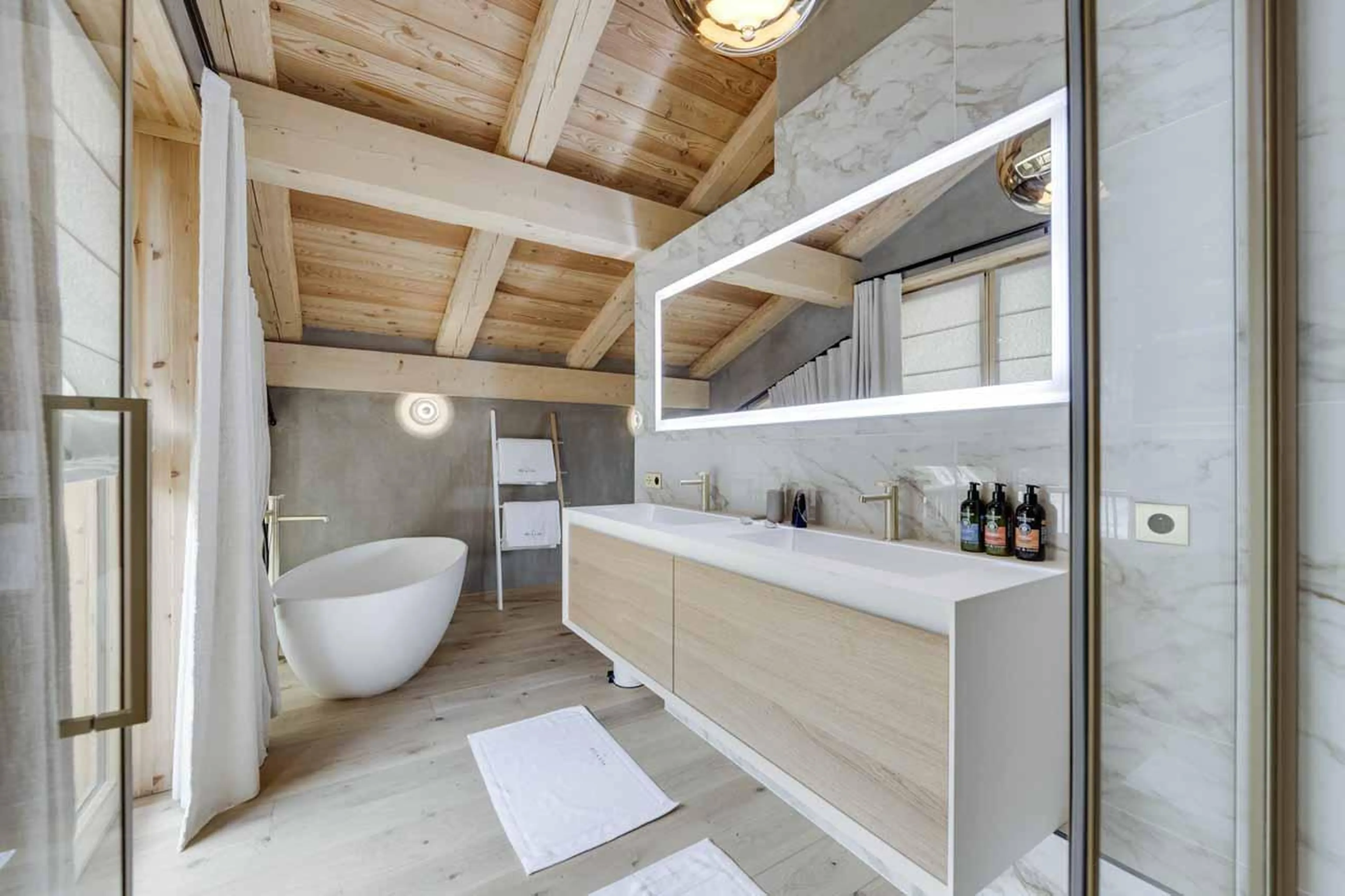 Twin wash basins at Chalet Bela Vya 2 in Les Arcs