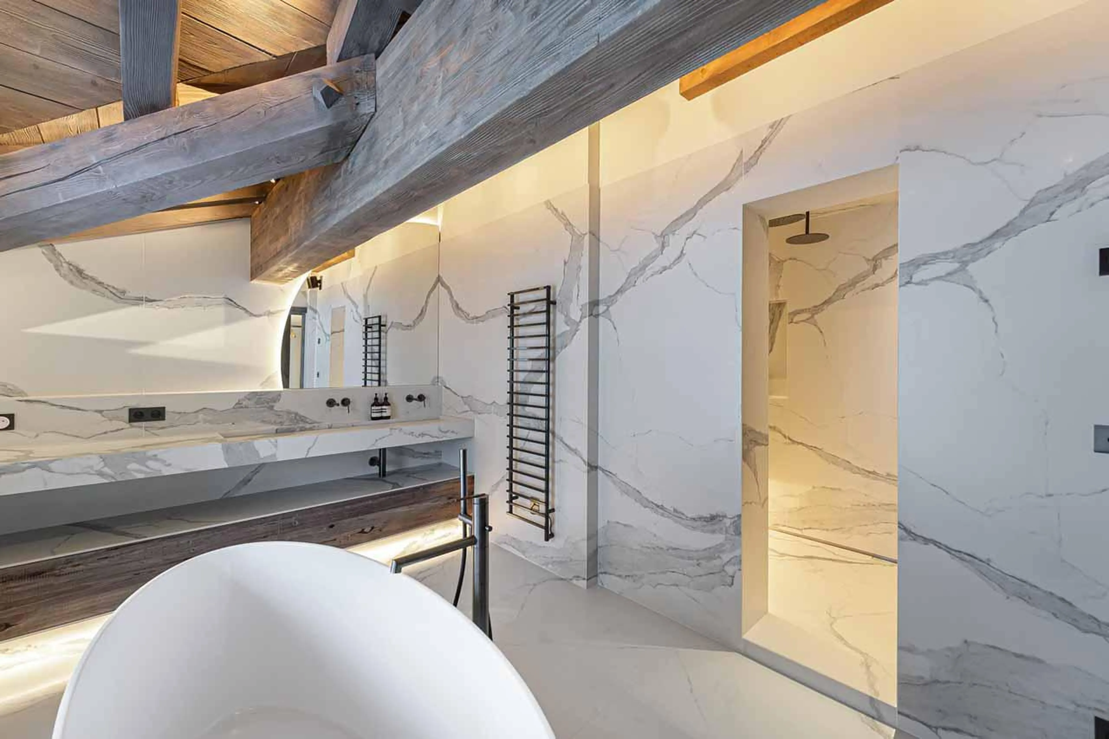 Shower & bathtub at Chalet Bellarossa in Courchevel 1850