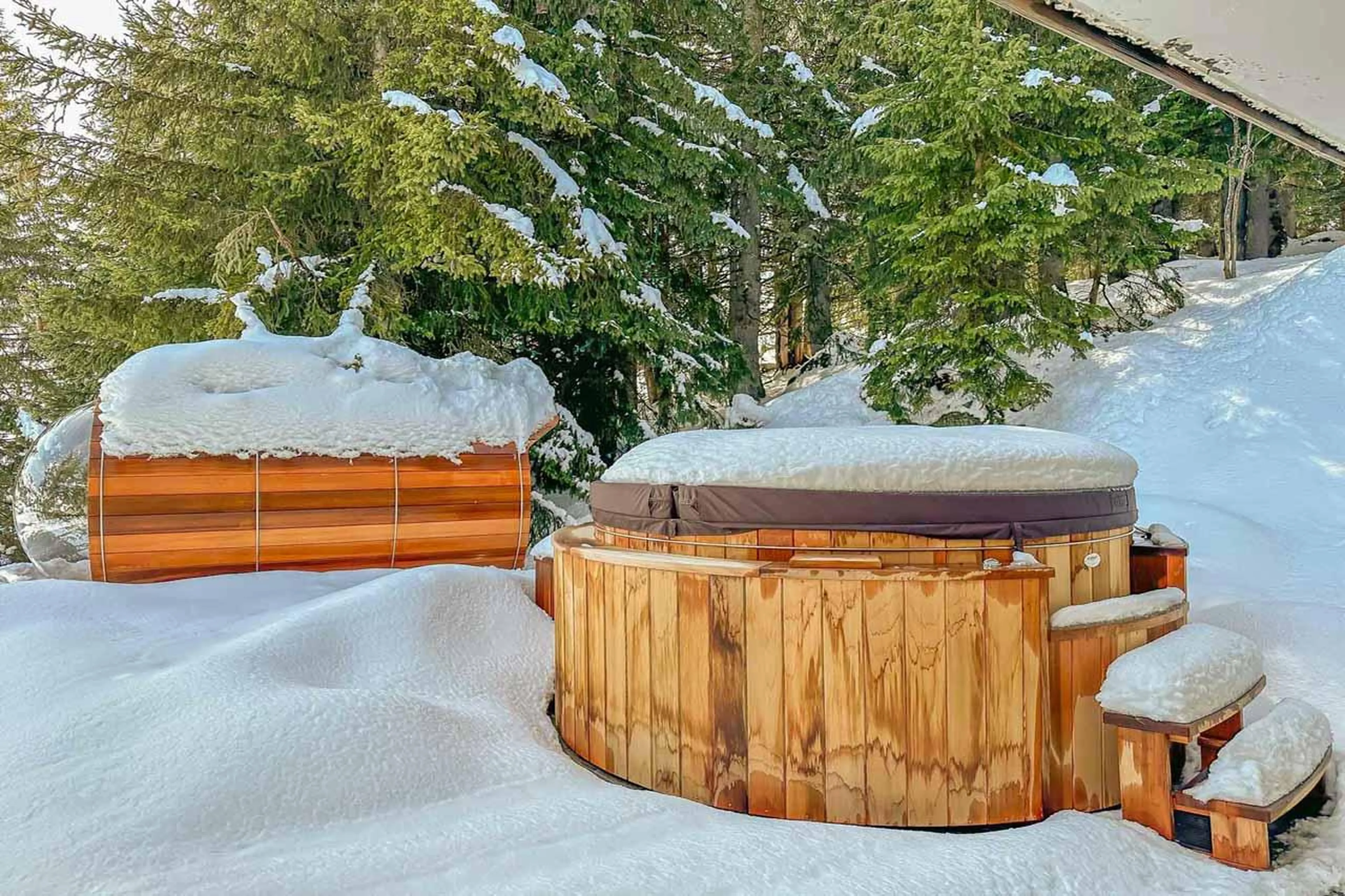Outdoor hot tub at Chalet Bellarossa in Courchevel 1850