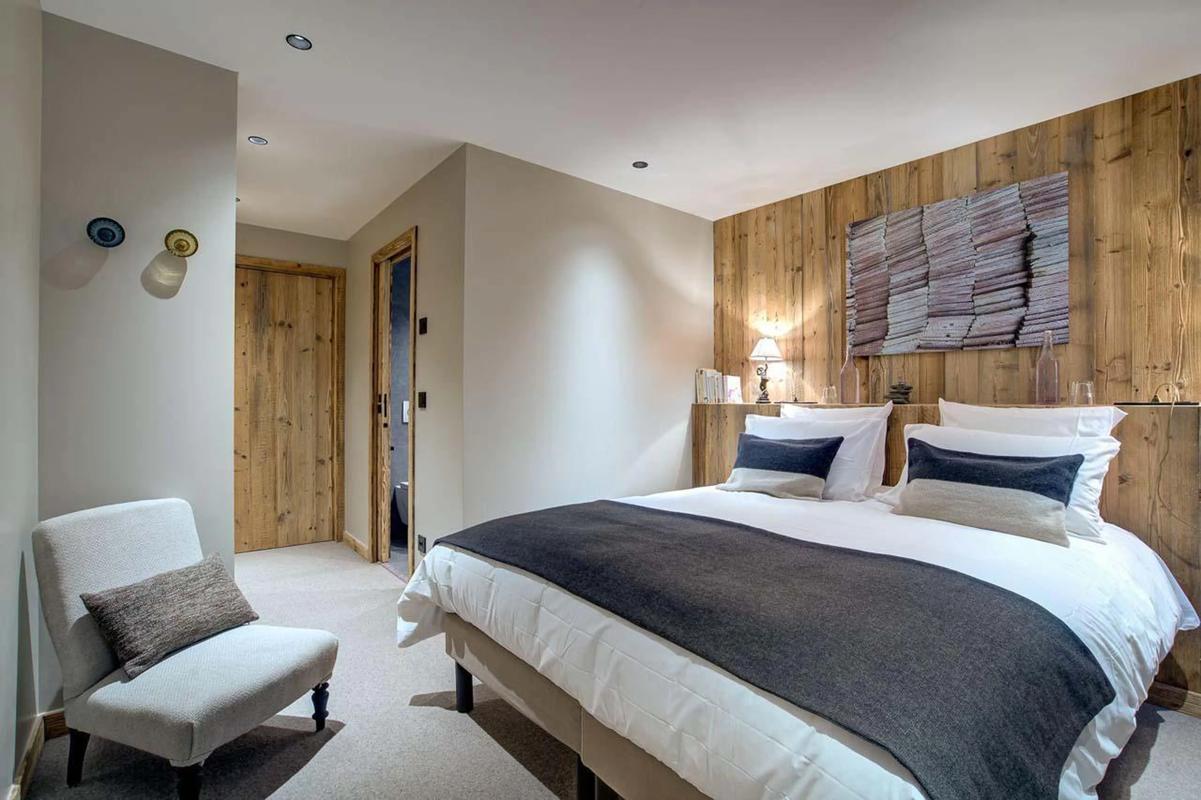 Bright and modern double/twin bedroom at Chalet Bergeronnette in Meribel