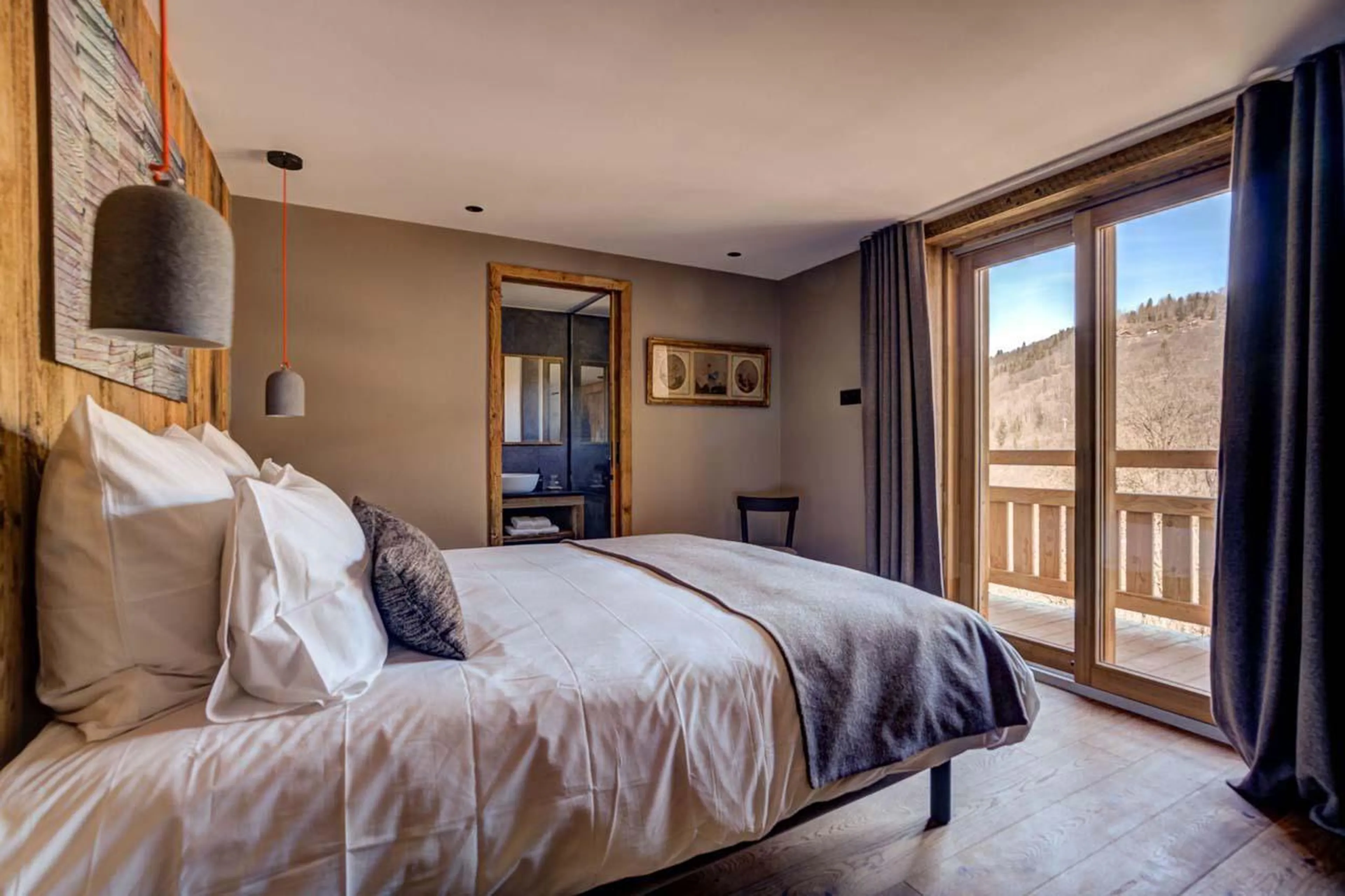First floor double/twin bedroom at Chalet Bergeronnette in Meribel
