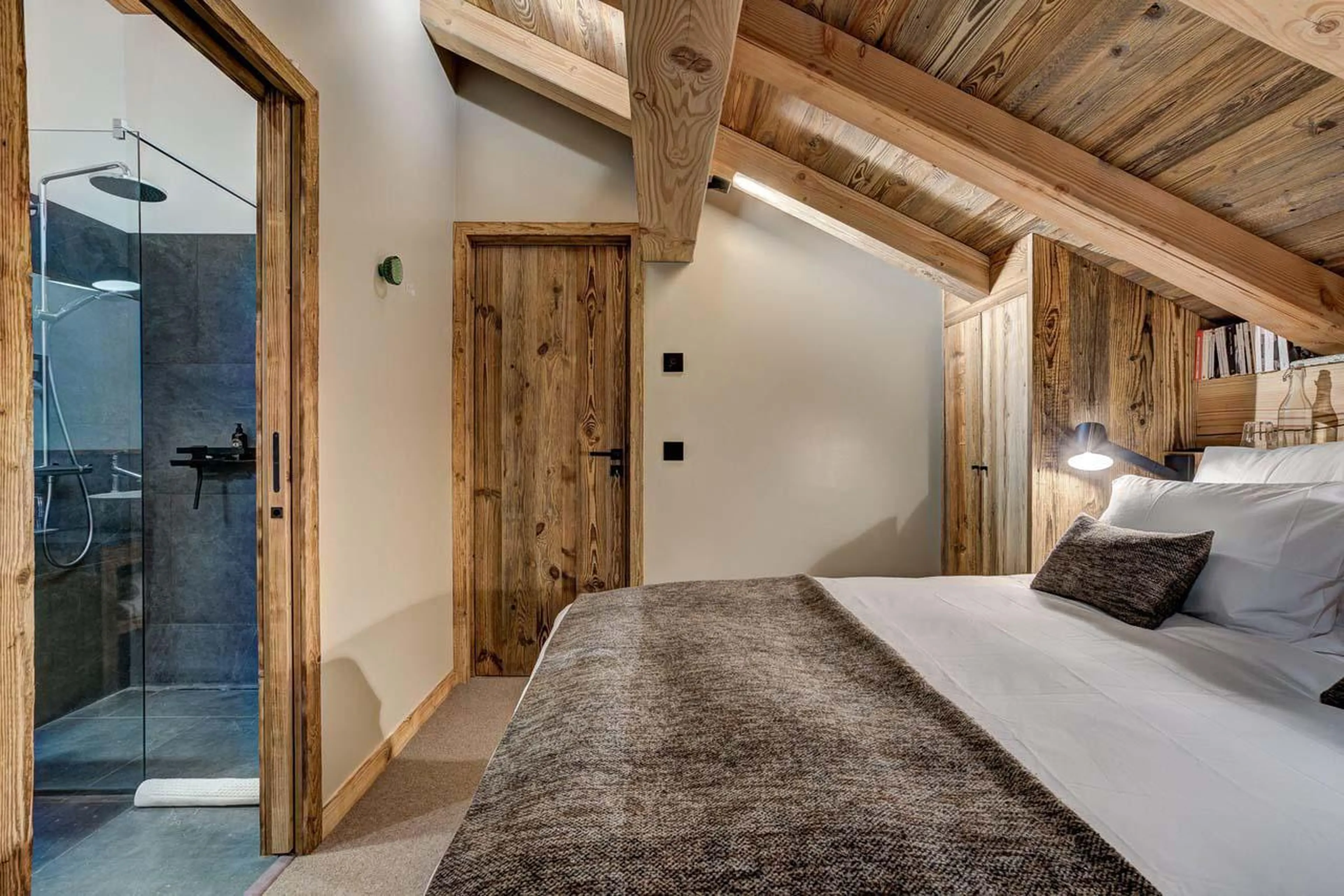Cosy double bedroom at Chalet Bergeronnette in Meribel