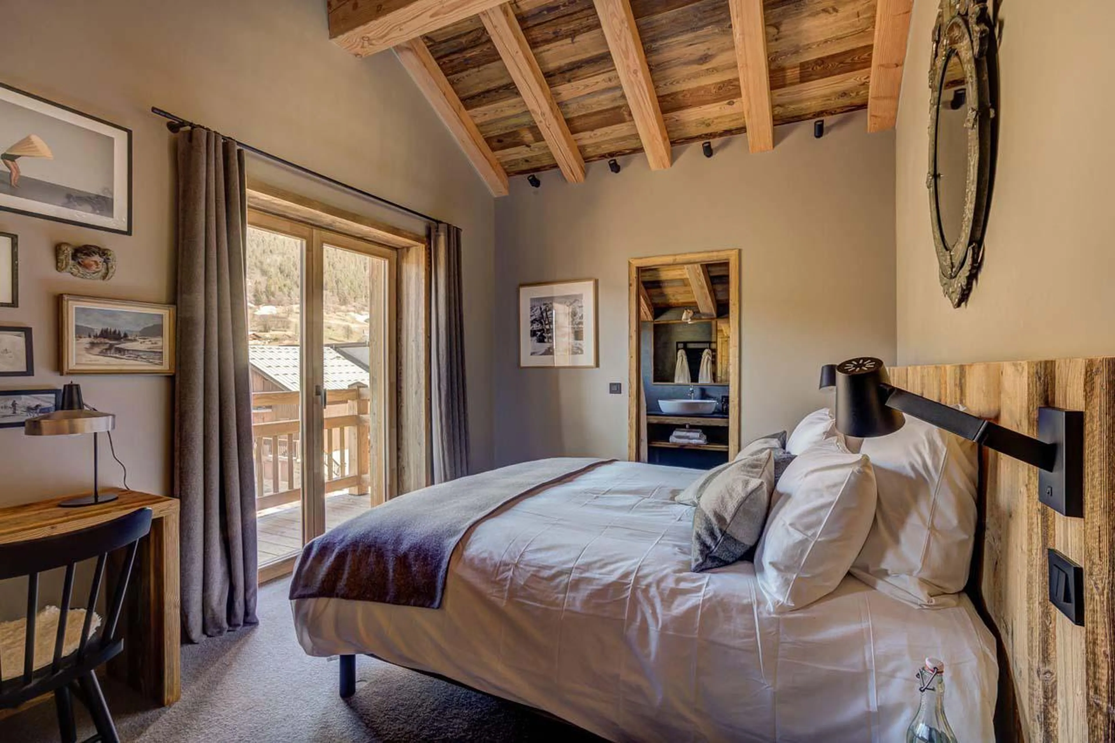 Bedroom six at Chalet Bergeronnette in Meribel