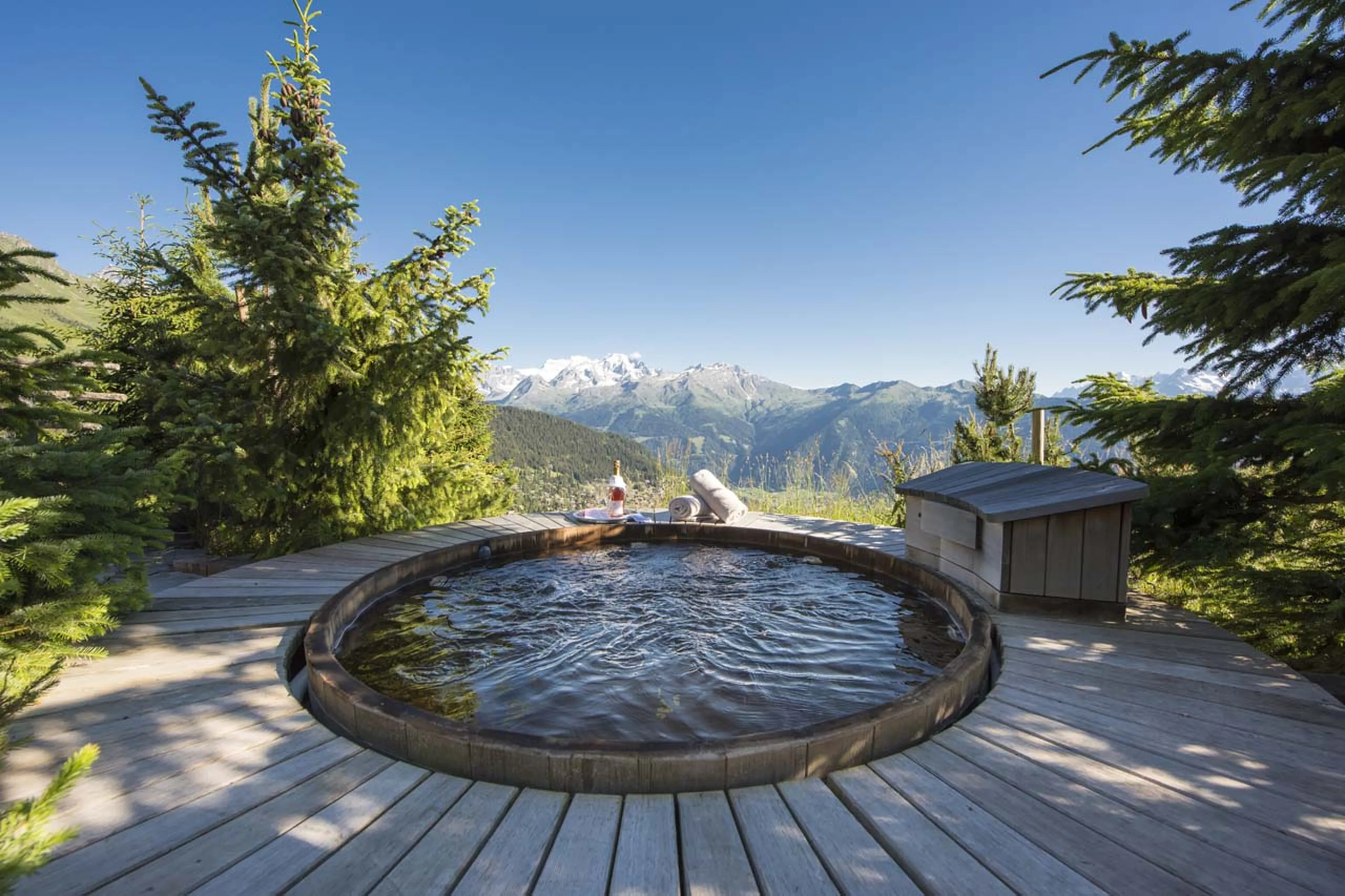 Cedar hot tub at Chalet Bibi in Verbier