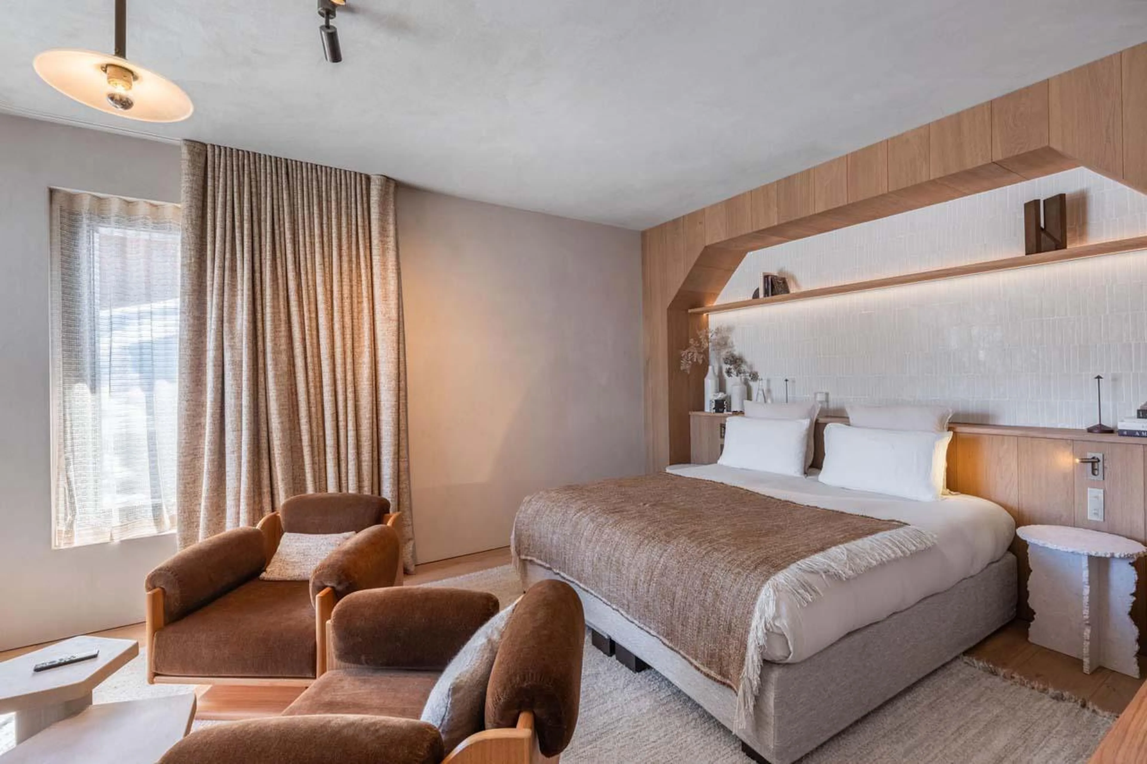 Double bedroom with en-suite bathroom at Chalet Black Lodge in Courchevel 1850