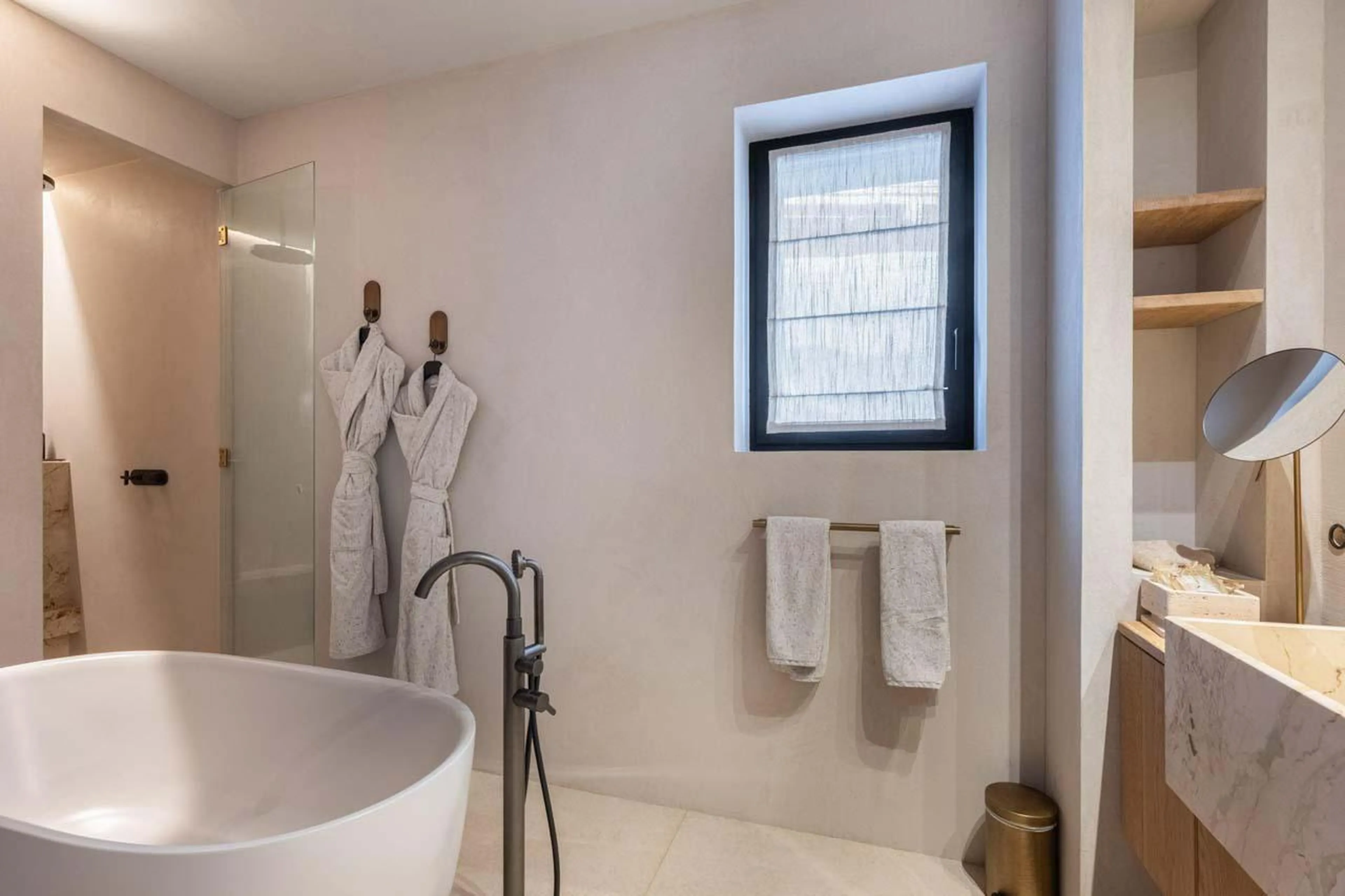 En-suite bathroom at Chalet Black Lodge in Courchevel 1850