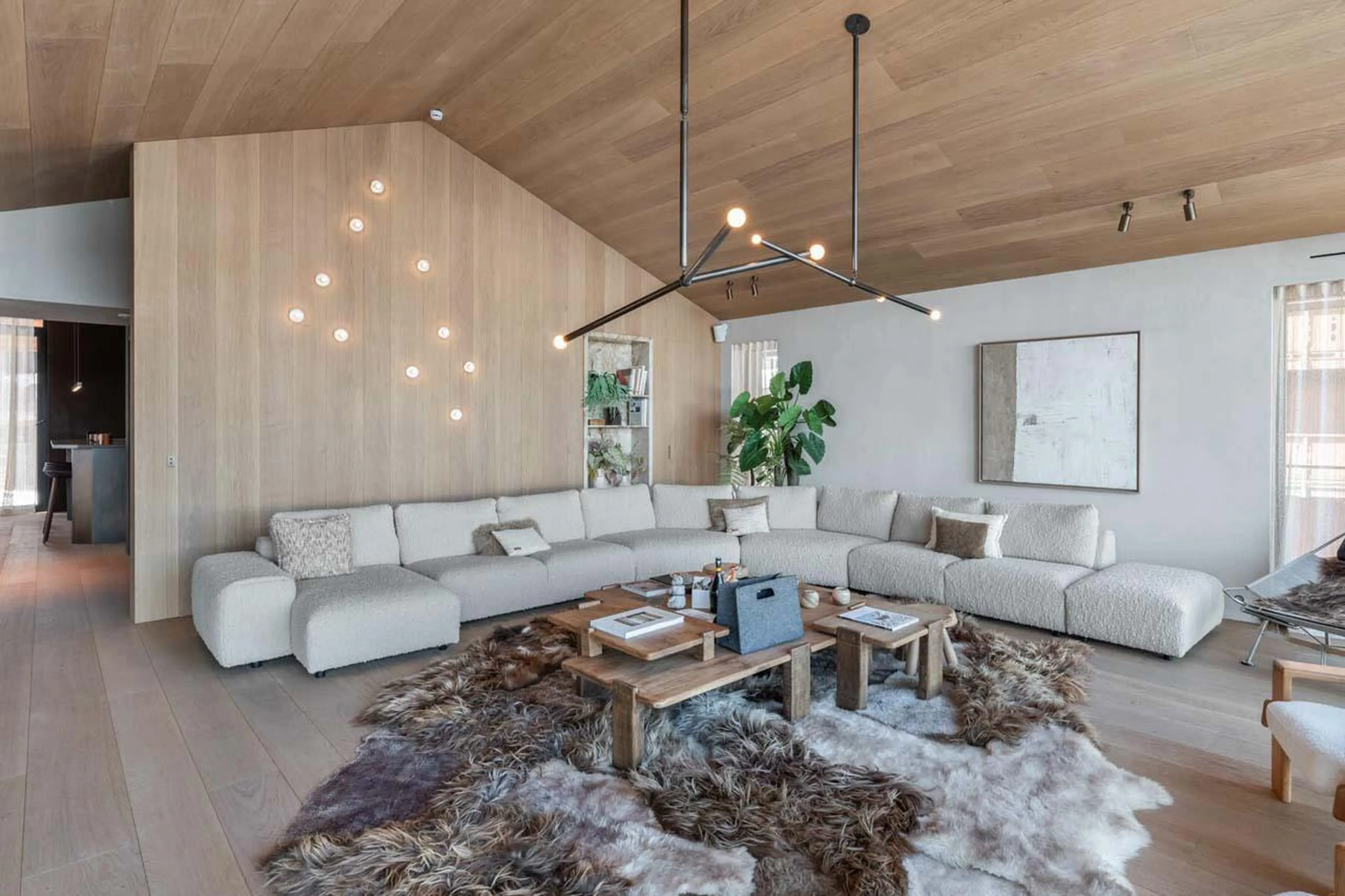 Spacious open-plan living area Chalet Black Lodge in Courchevel 1850