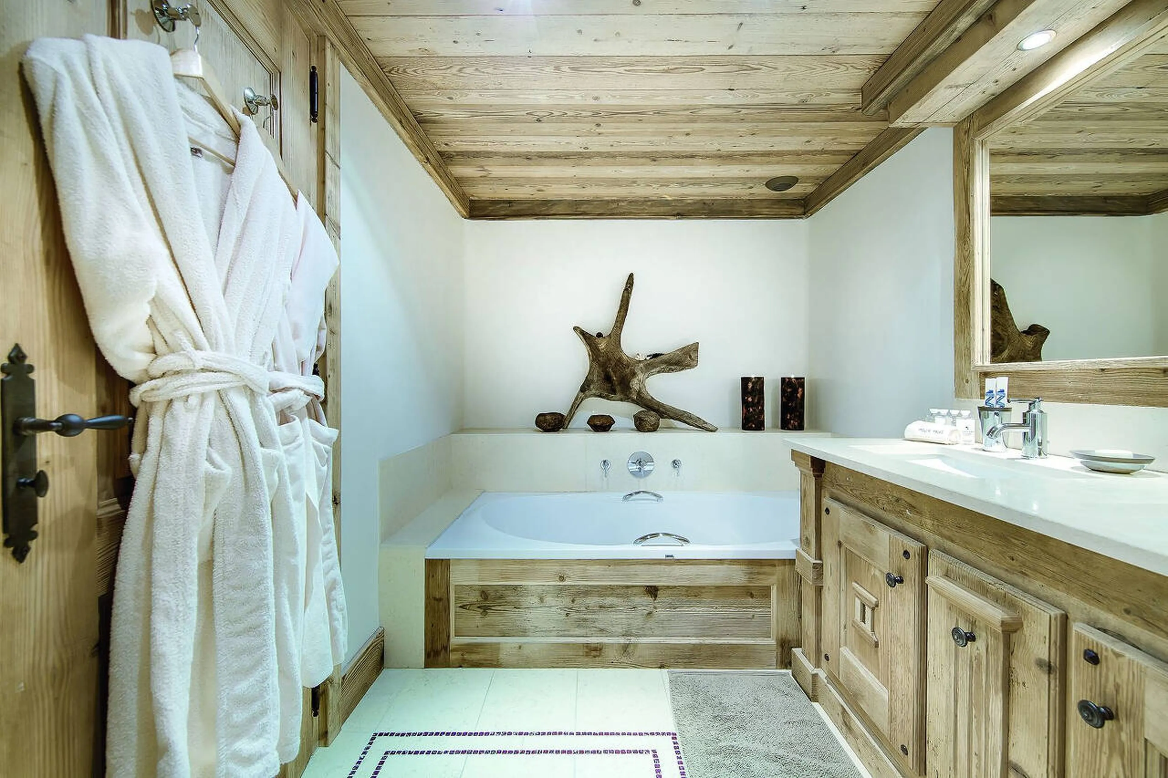 Bathroom en suite to double bedroom in Chalet Black Pearl in Courchevel 1850