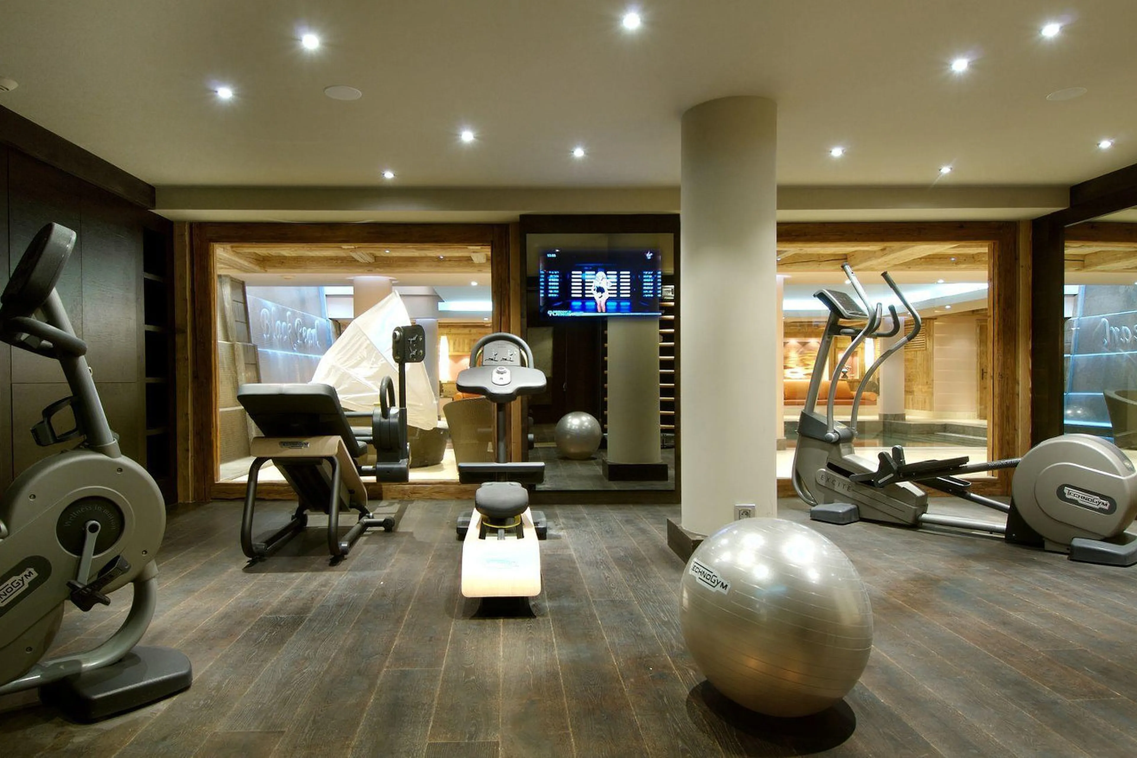 Well-equipped fitness room in Chalet Black Pearl in Courchevel 1850