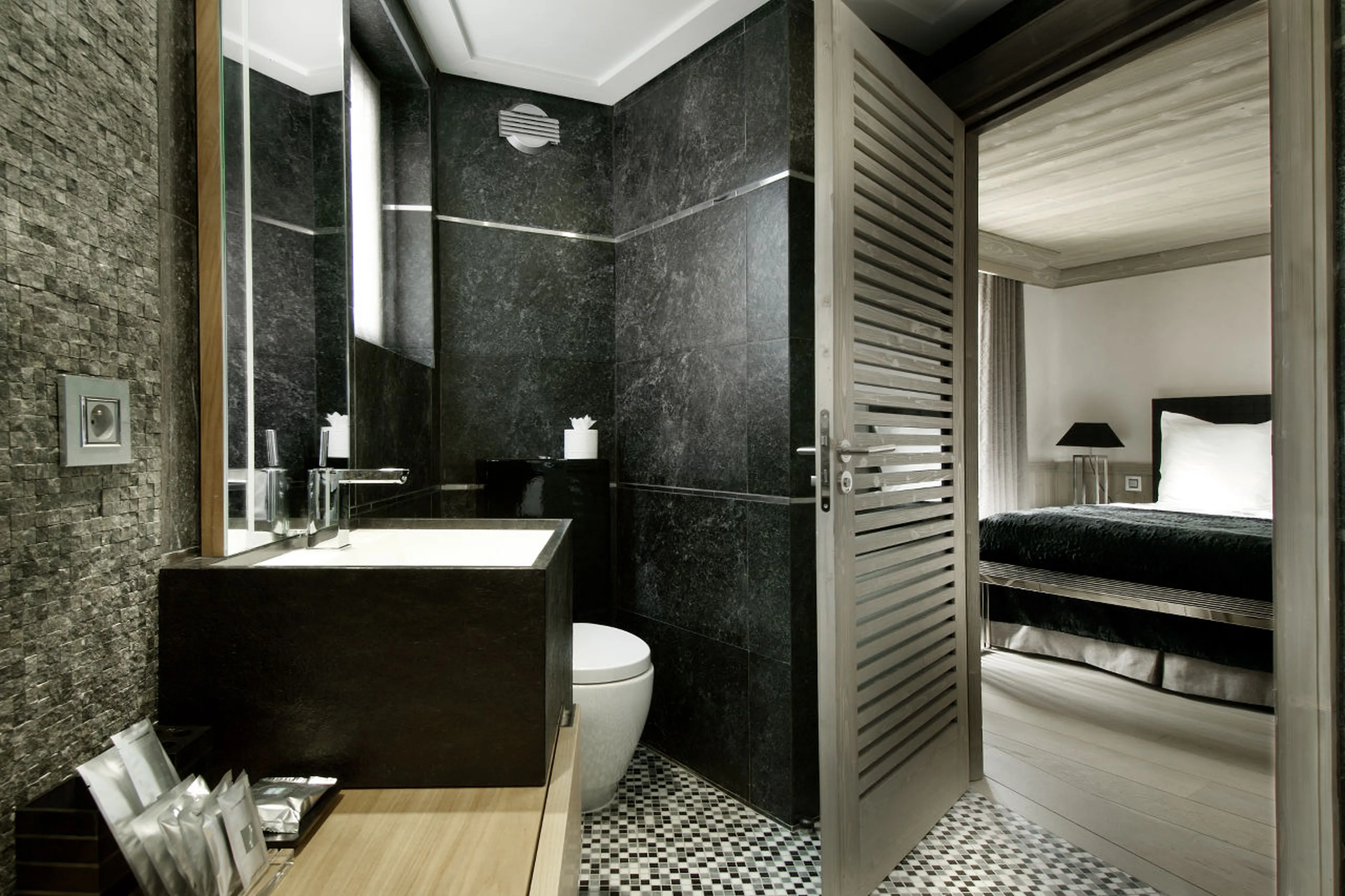 Double/twin bedroom with en-suite bathroom in Chalet Black Pearl in Val d’Isere