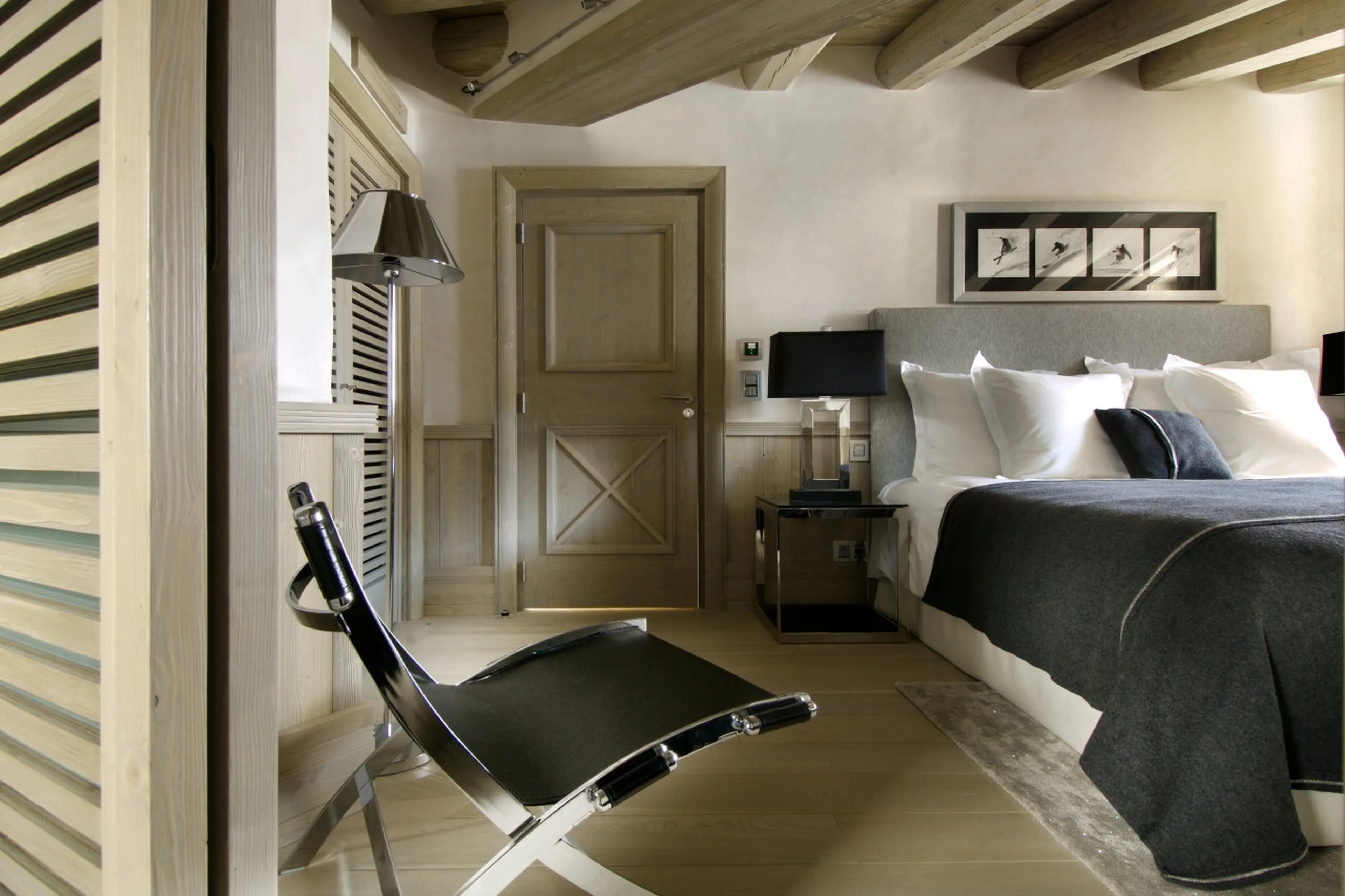 Elegant double bedroom in Chalet Black Pearl in Val d’Isere