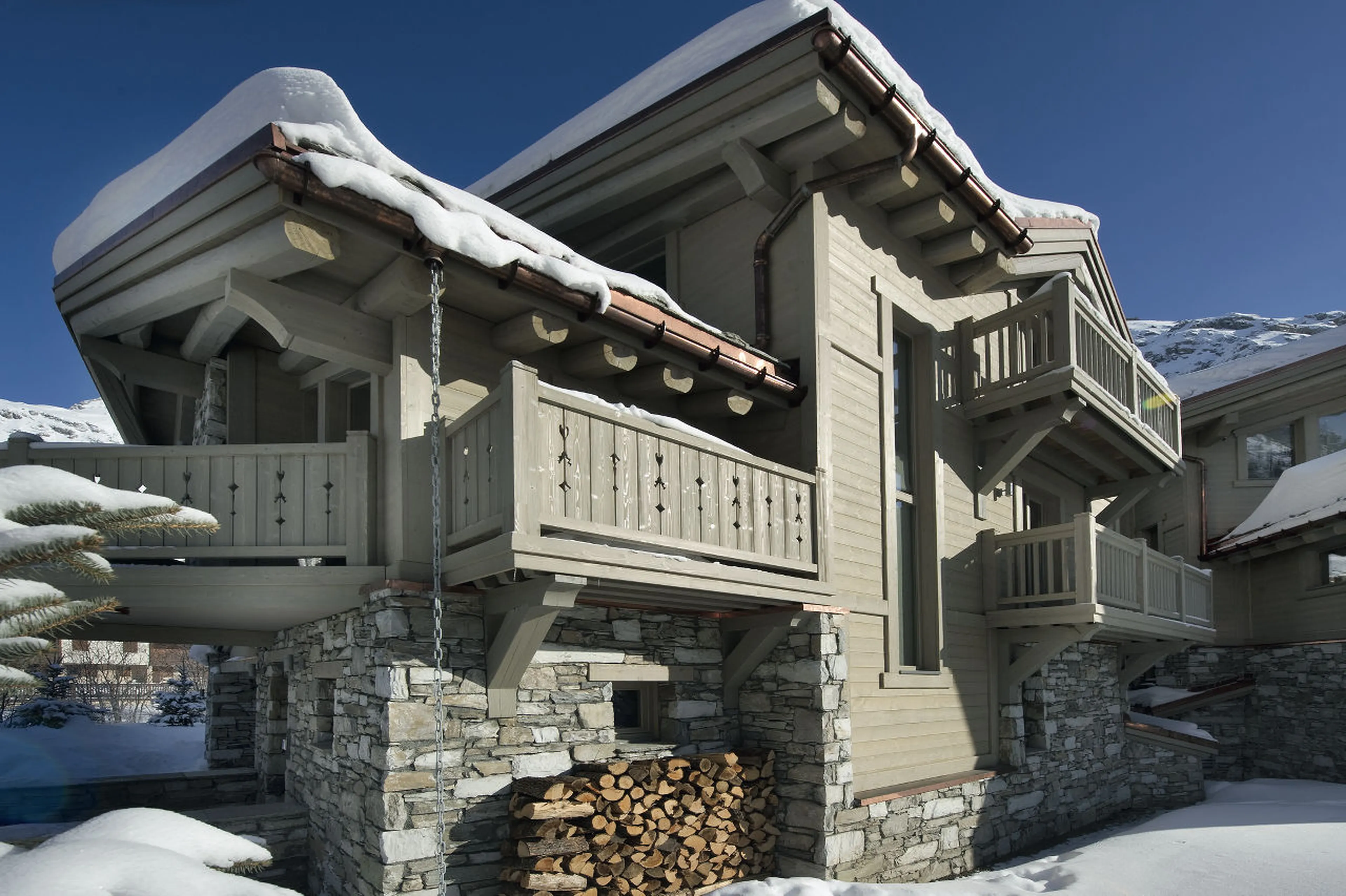 Impressive exterior of luxury Chalet Black Pearl in Val d’Isere