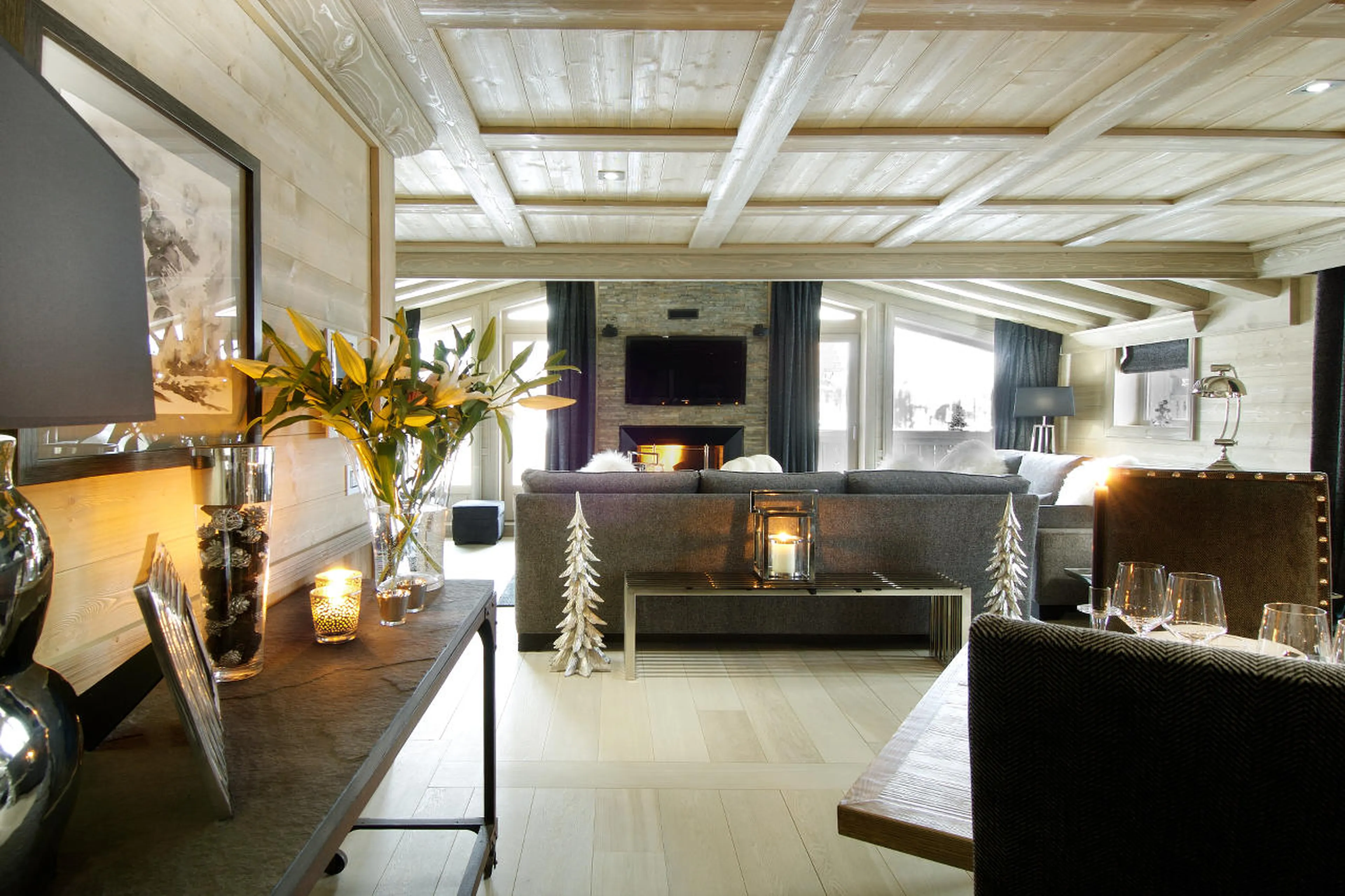 Spacious, elegantly furnished living area of Chalet Black Pearl in Val d’Isere