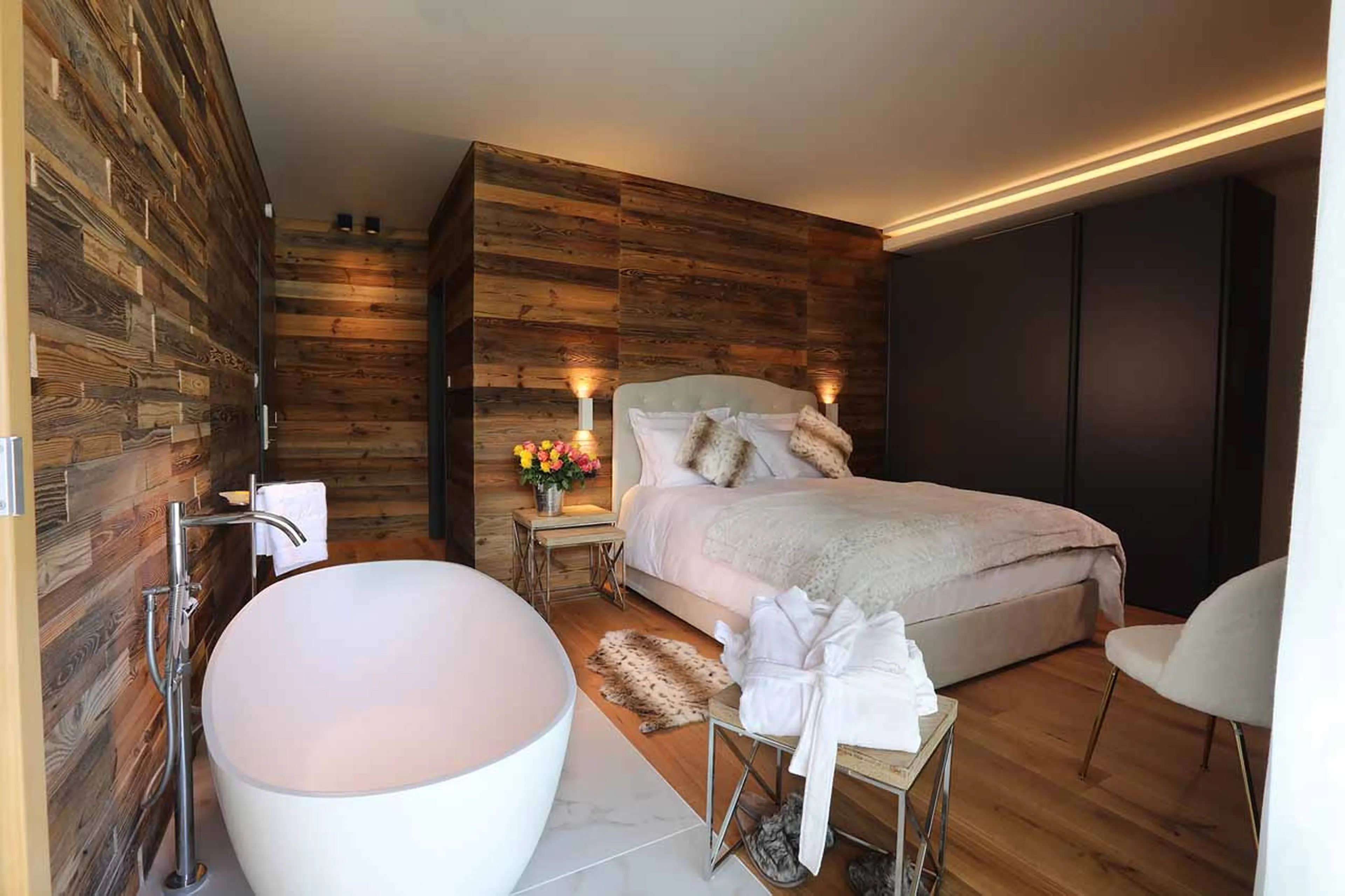 Bedroom two bathtub at Chalet Blanc in Cervinia