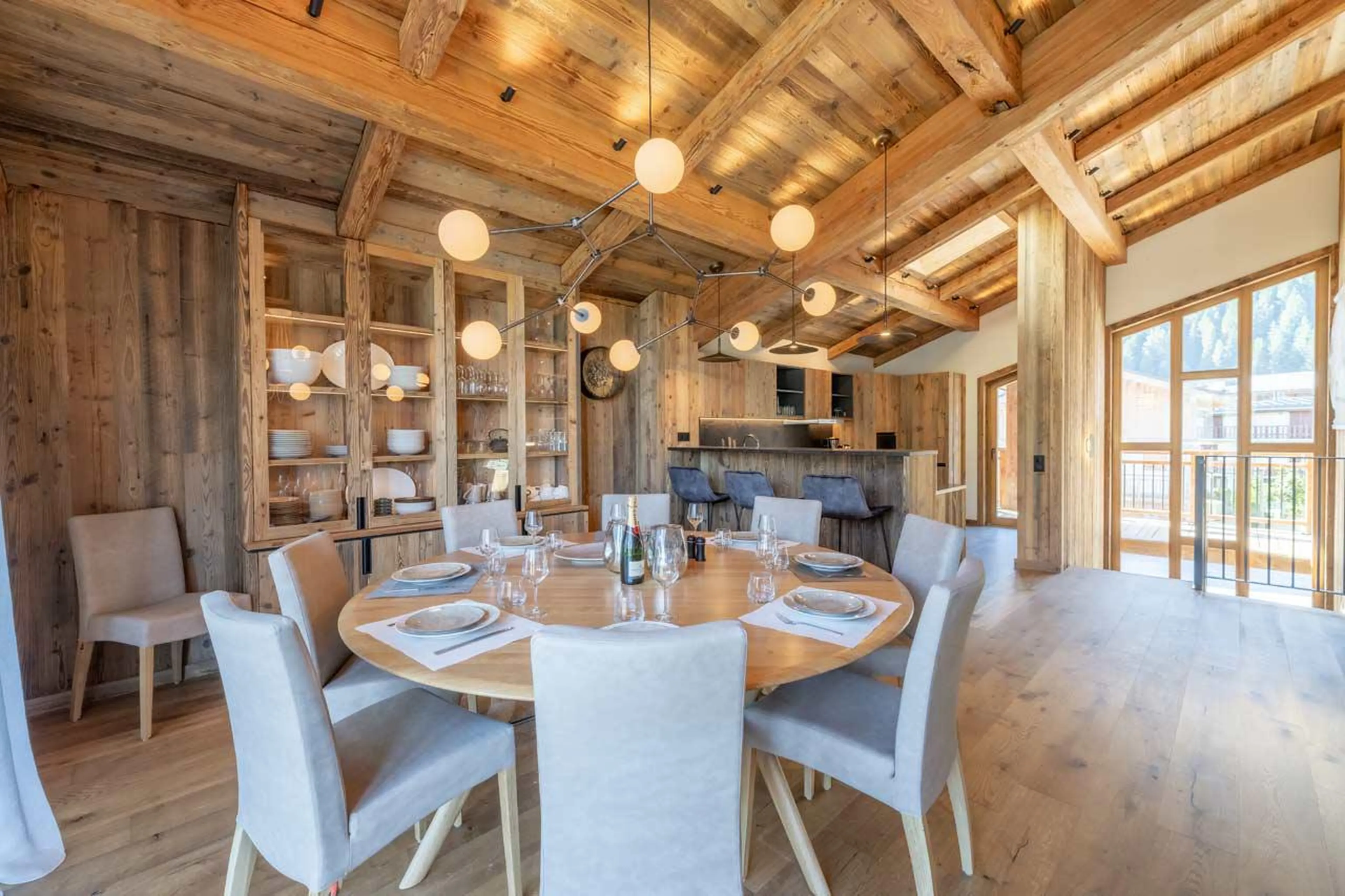 Dining table and kitchen Chalet Bois du Fontanil in Courchevel Le Praz