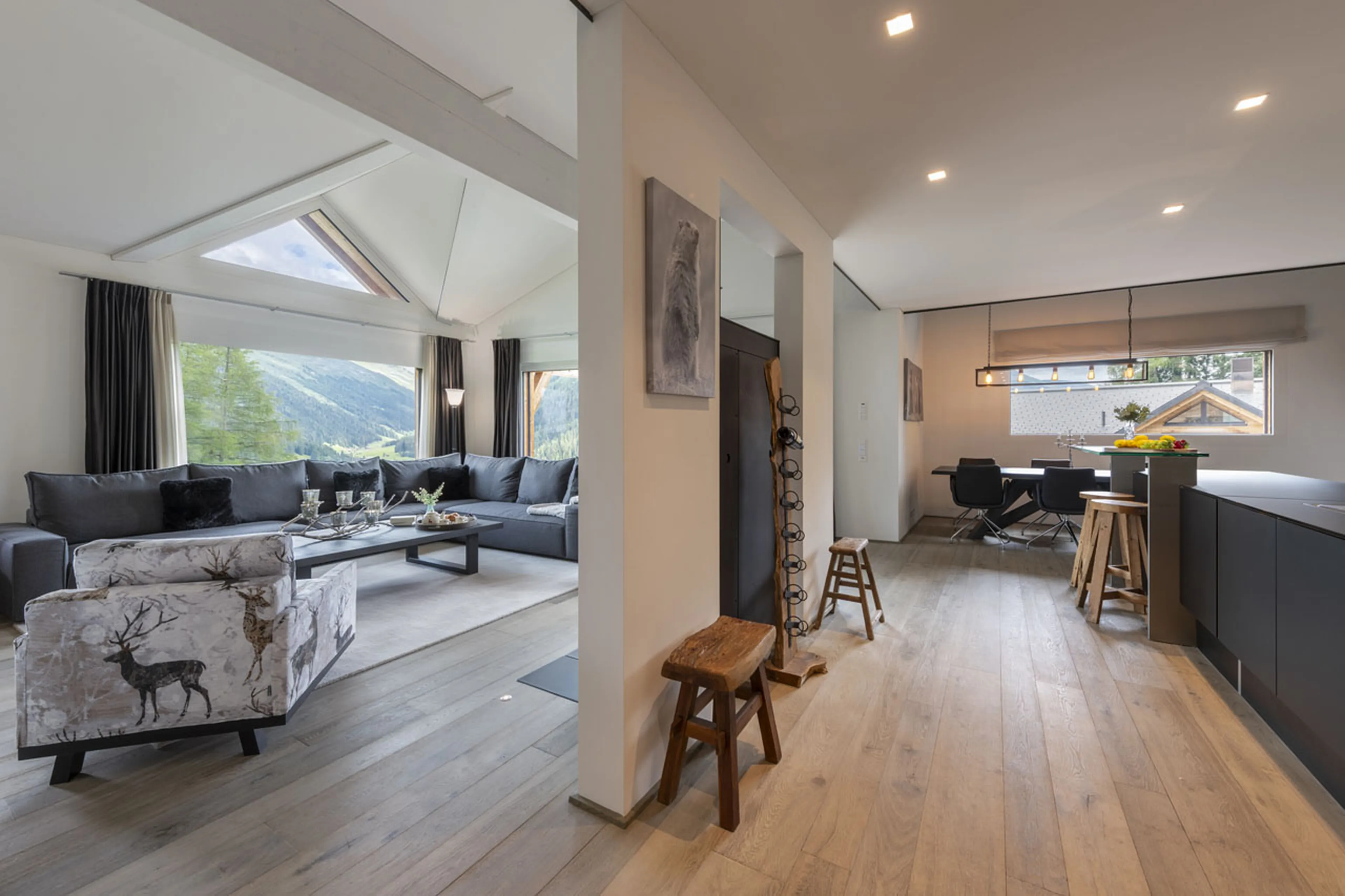Open-plan living area at Chalet Buelenhorn in Davos