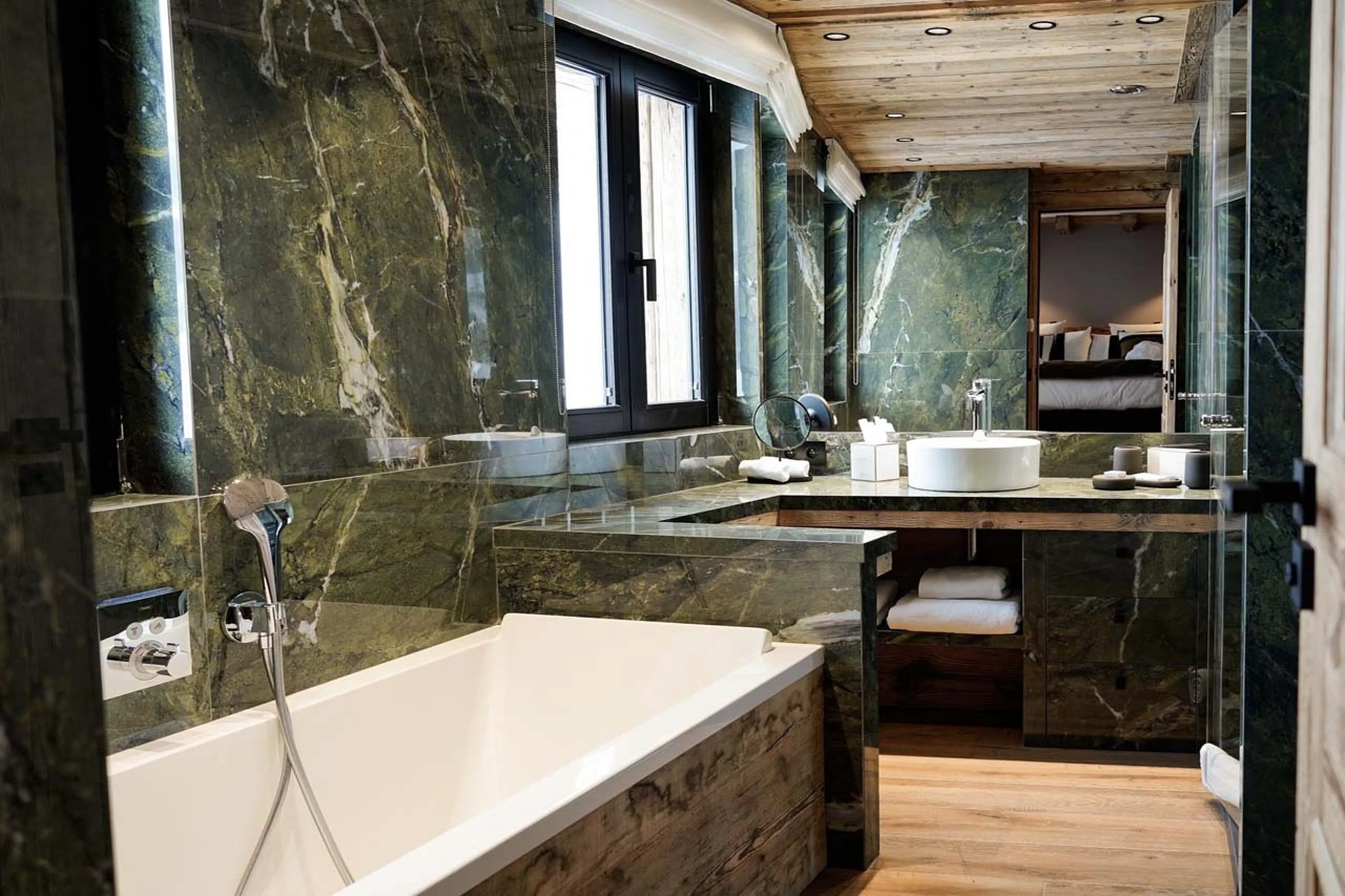 En-suite bathroom in Chalet Cahokia, Val d'Isere