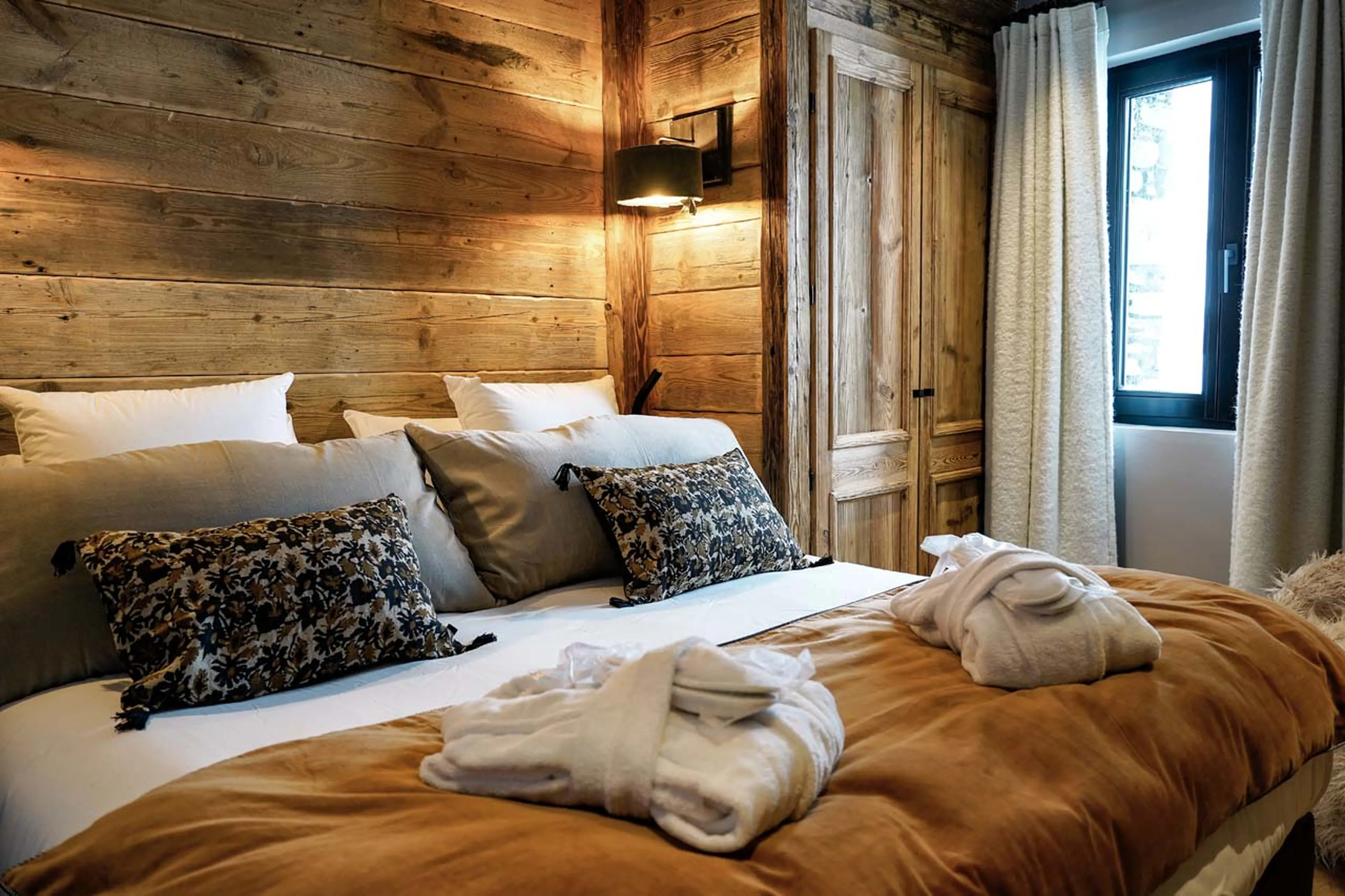 Double bedroom in Chalet Cahokia, Val d'Isere