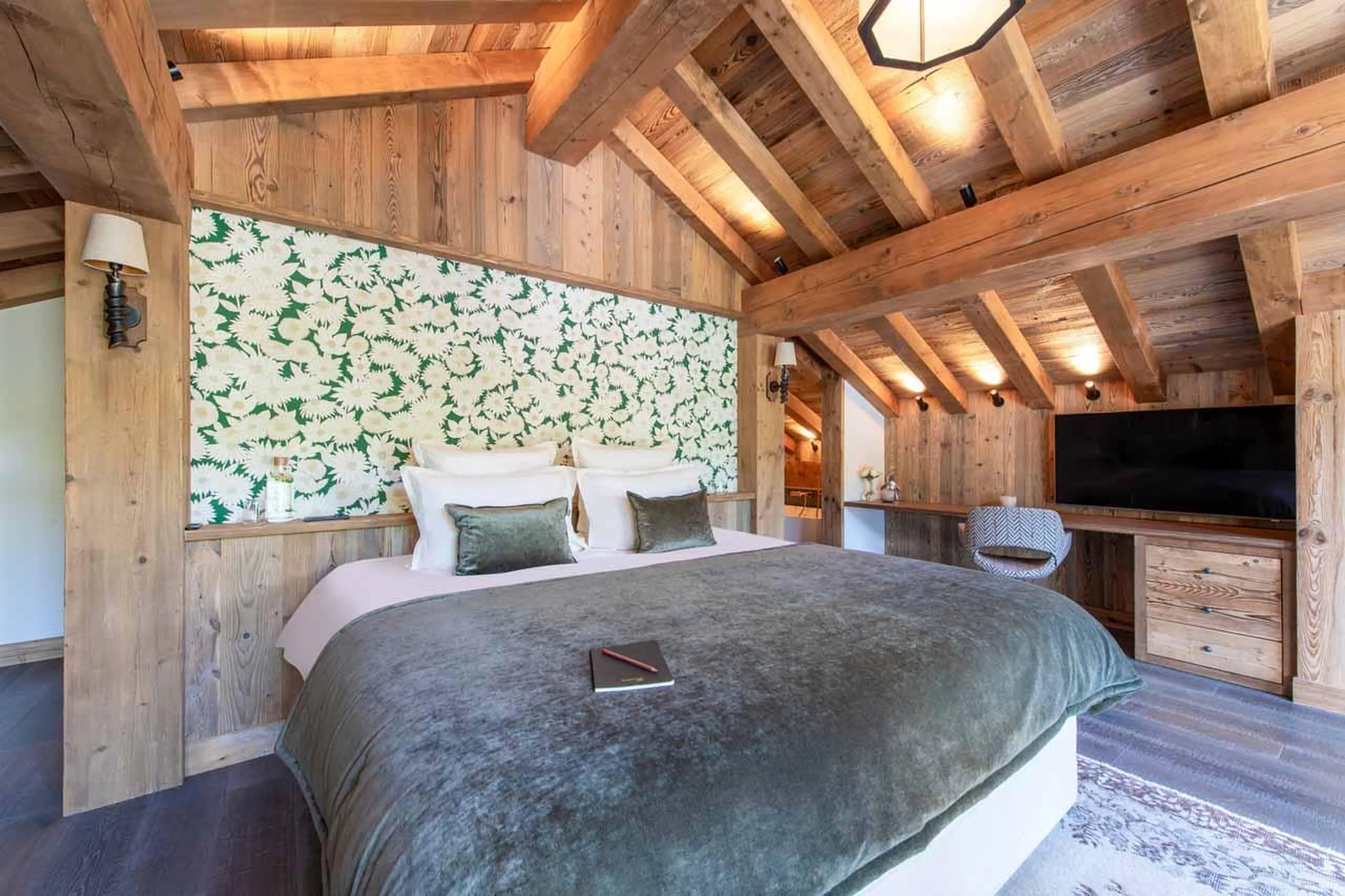 Master double bedroom with balcony access in Chalet Caribou, Meribel