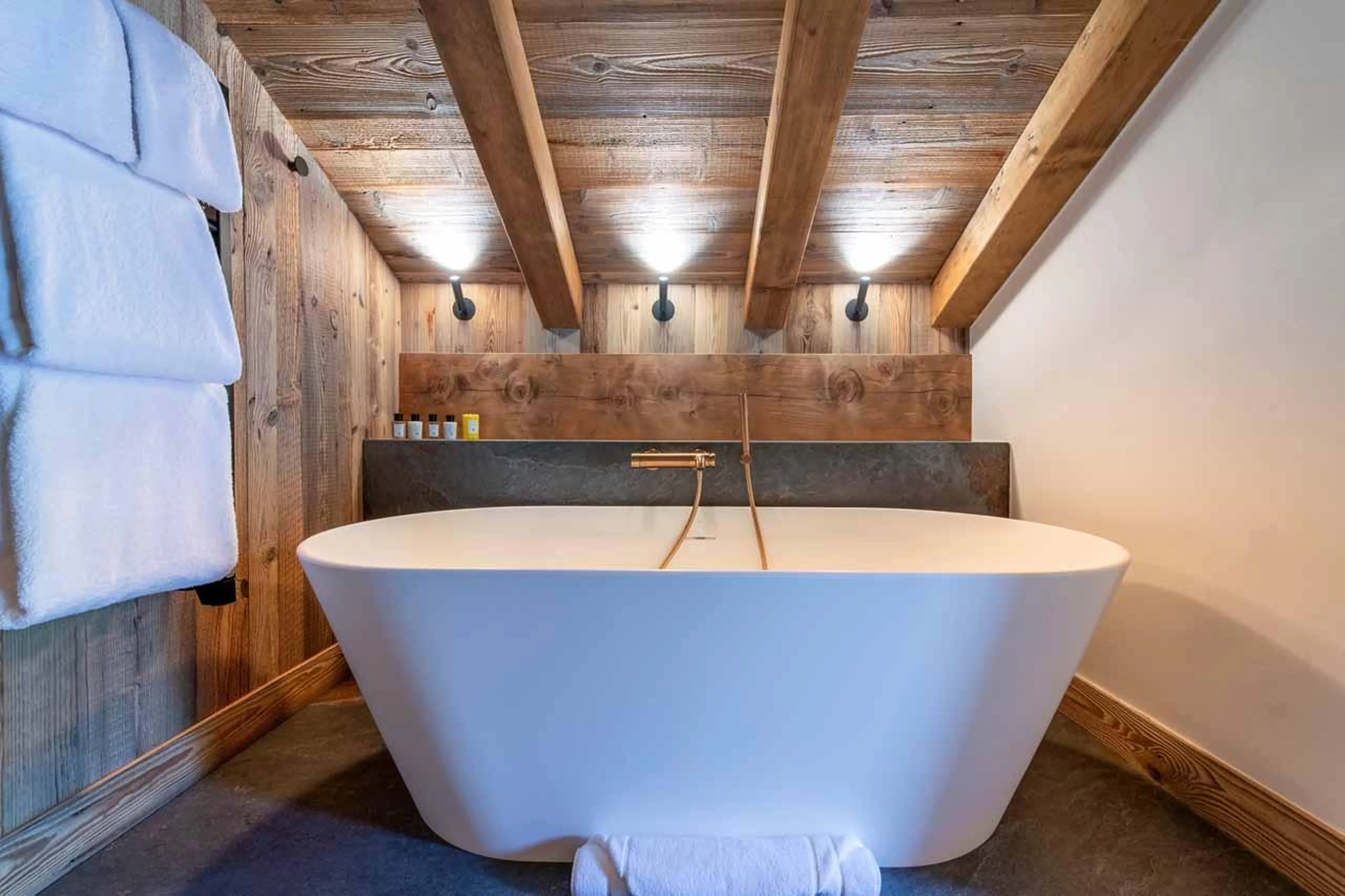 Freestanding bath in Chalet Caribou, Meribel