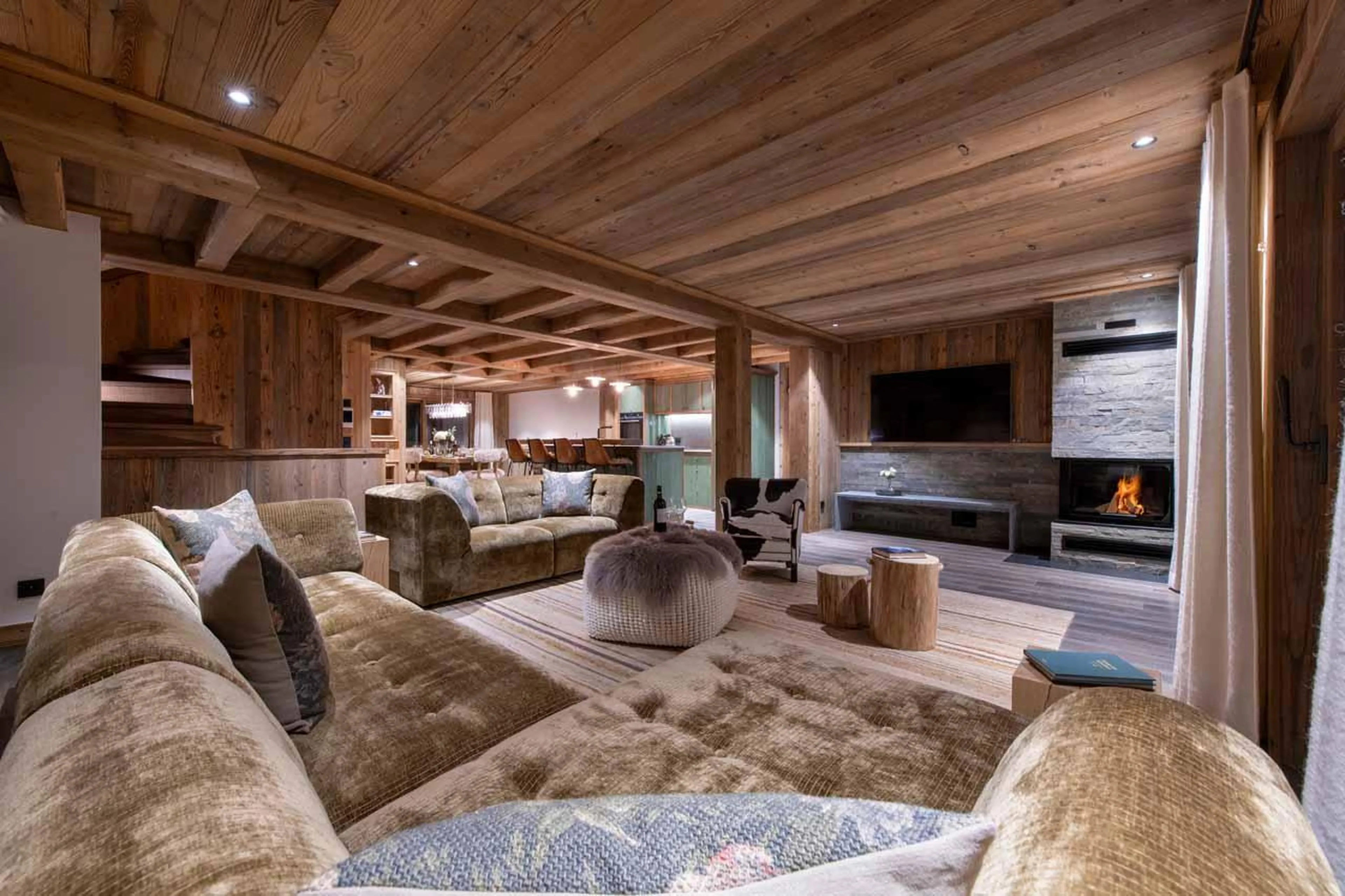 Cosy space with TV and fireplace in Chalet Caribou, Meribel