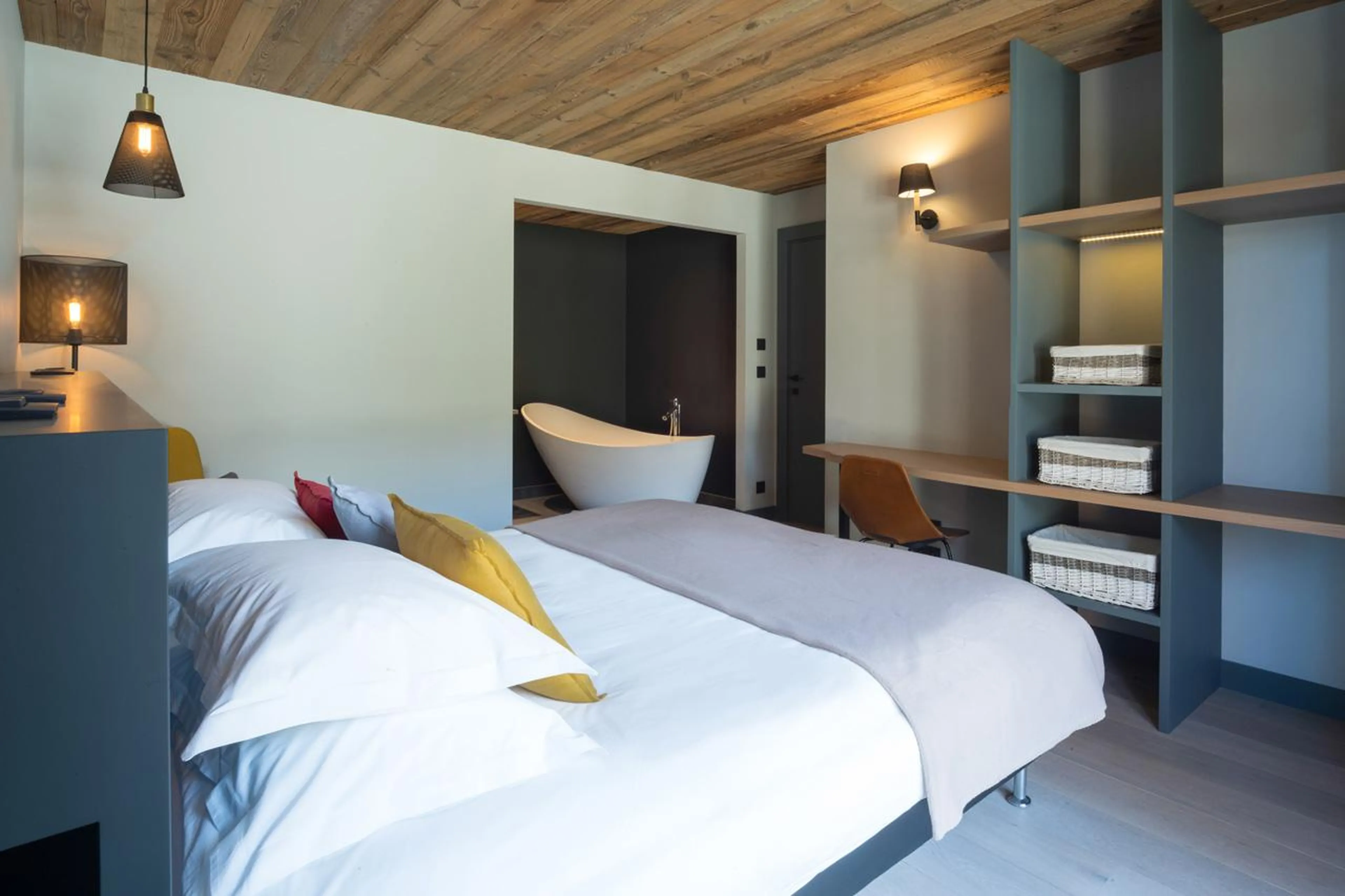 Double bedroom with shelves, desk and bathtub in Chalet Caro, Meribel