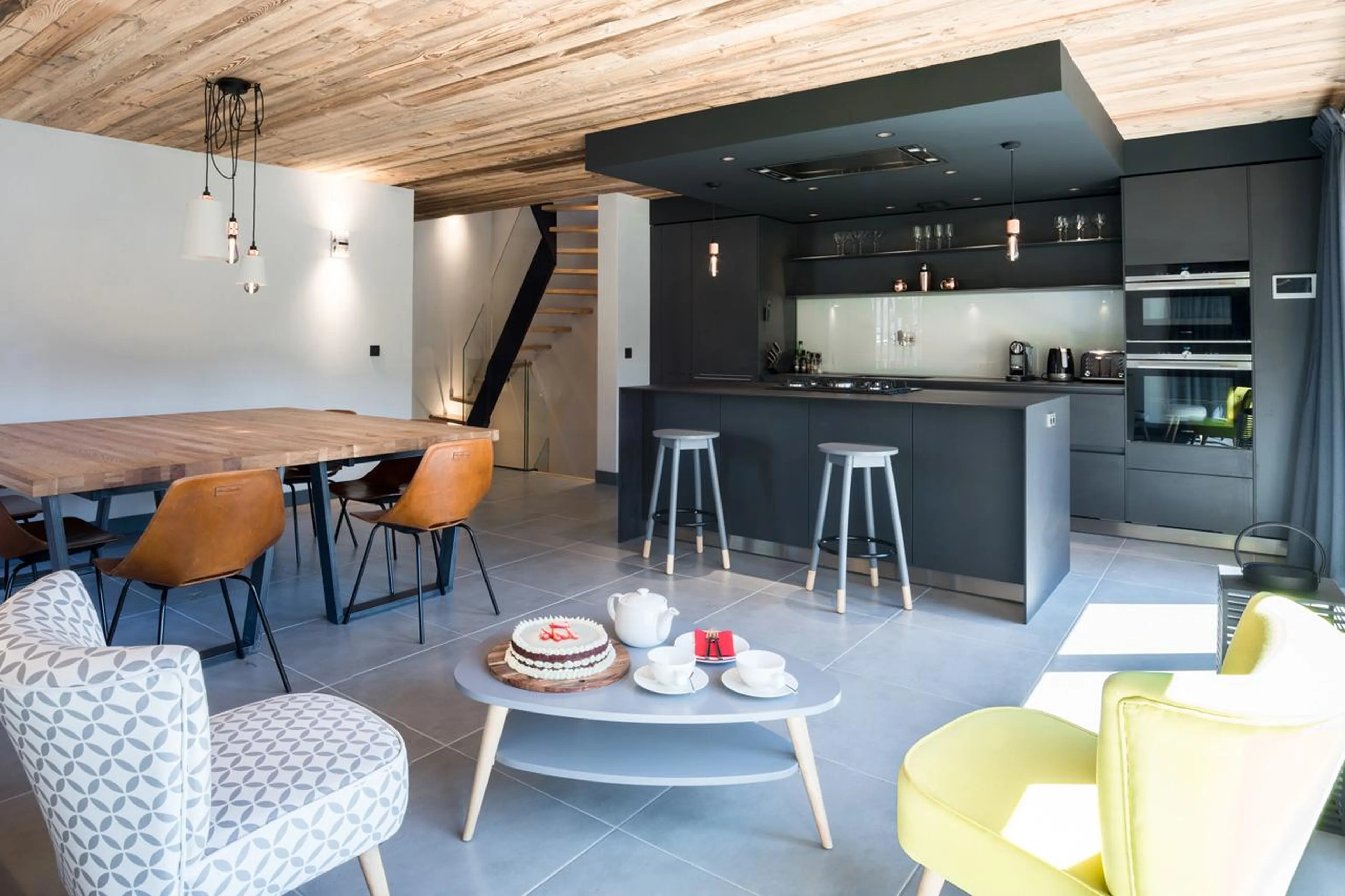Kitchen with breakfast bar and dining table in Chalet Caro, Meribel