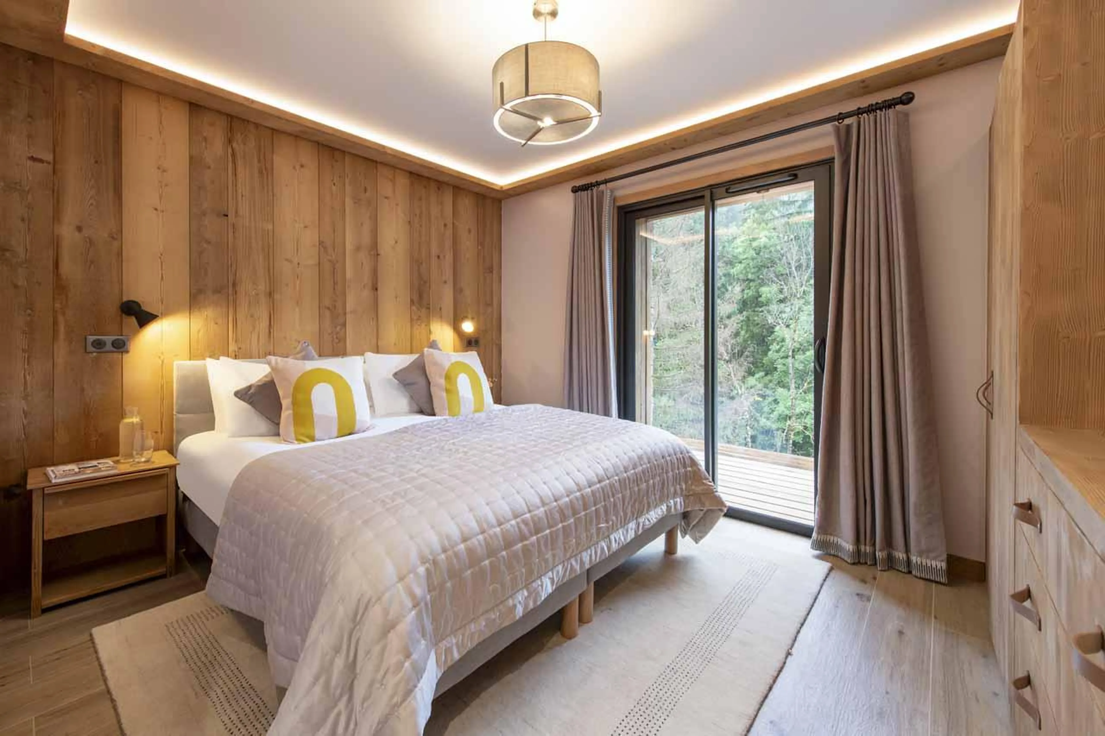 Super king/twin bedroom with shared terrace in Chalet Cascades, Morzine