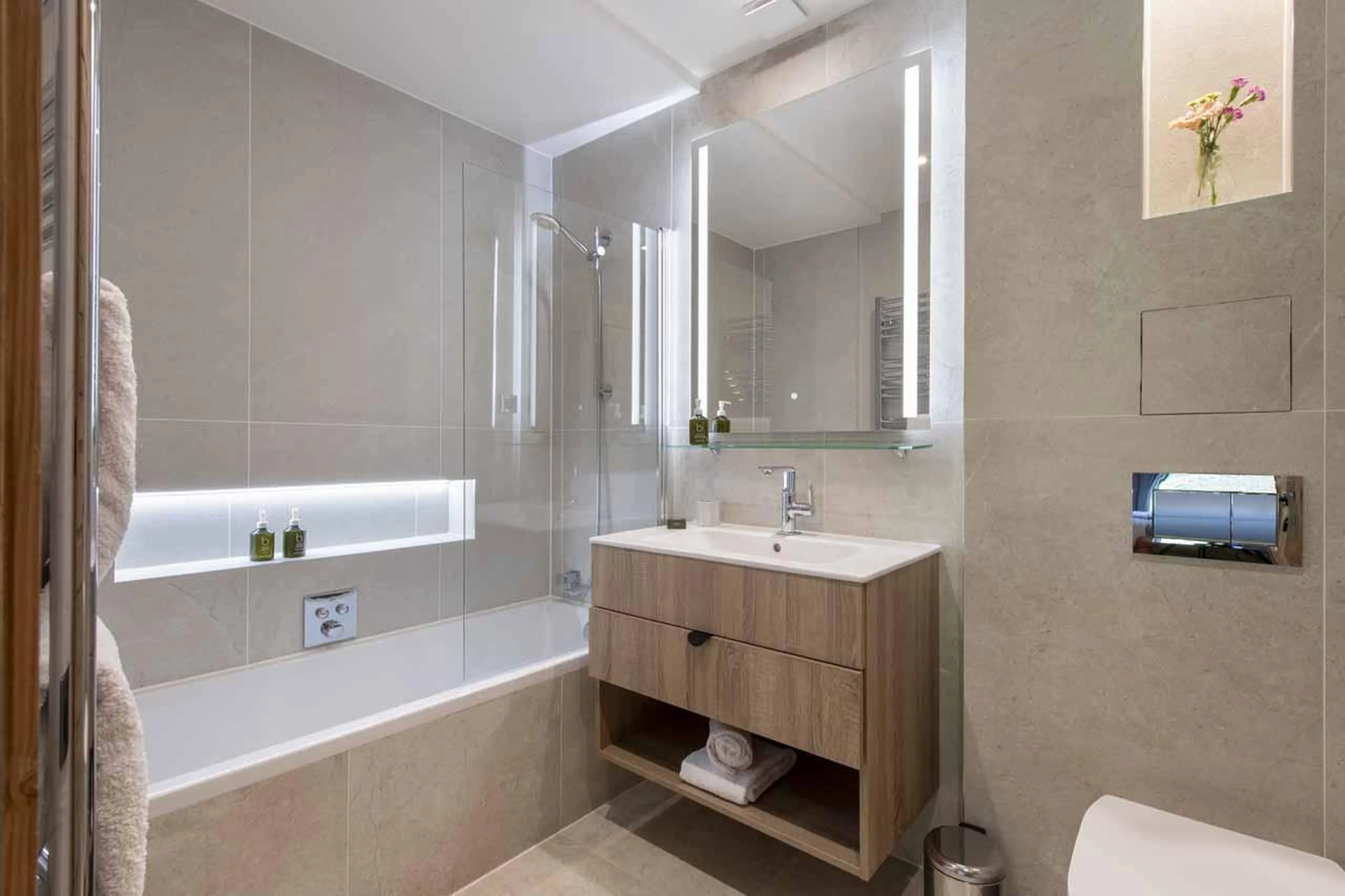 En-suite bathroom in Chalet Cascades, Morzine
